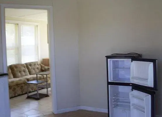 Kitchen or kitchenette, Seating Area in Crestview Inn