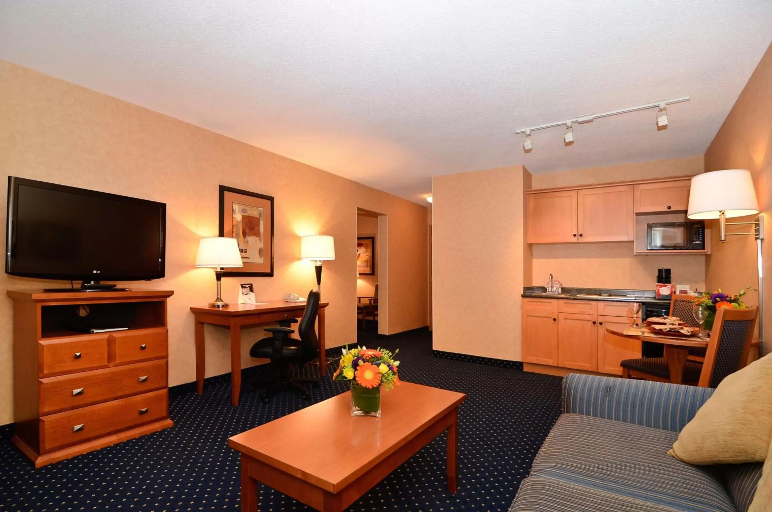 Photo of the whole room, TV/Entertainment Center in Best Western PLUS Langley Inn