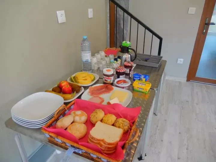 Continental breakfast in Quinta Laranjal da Arrabida