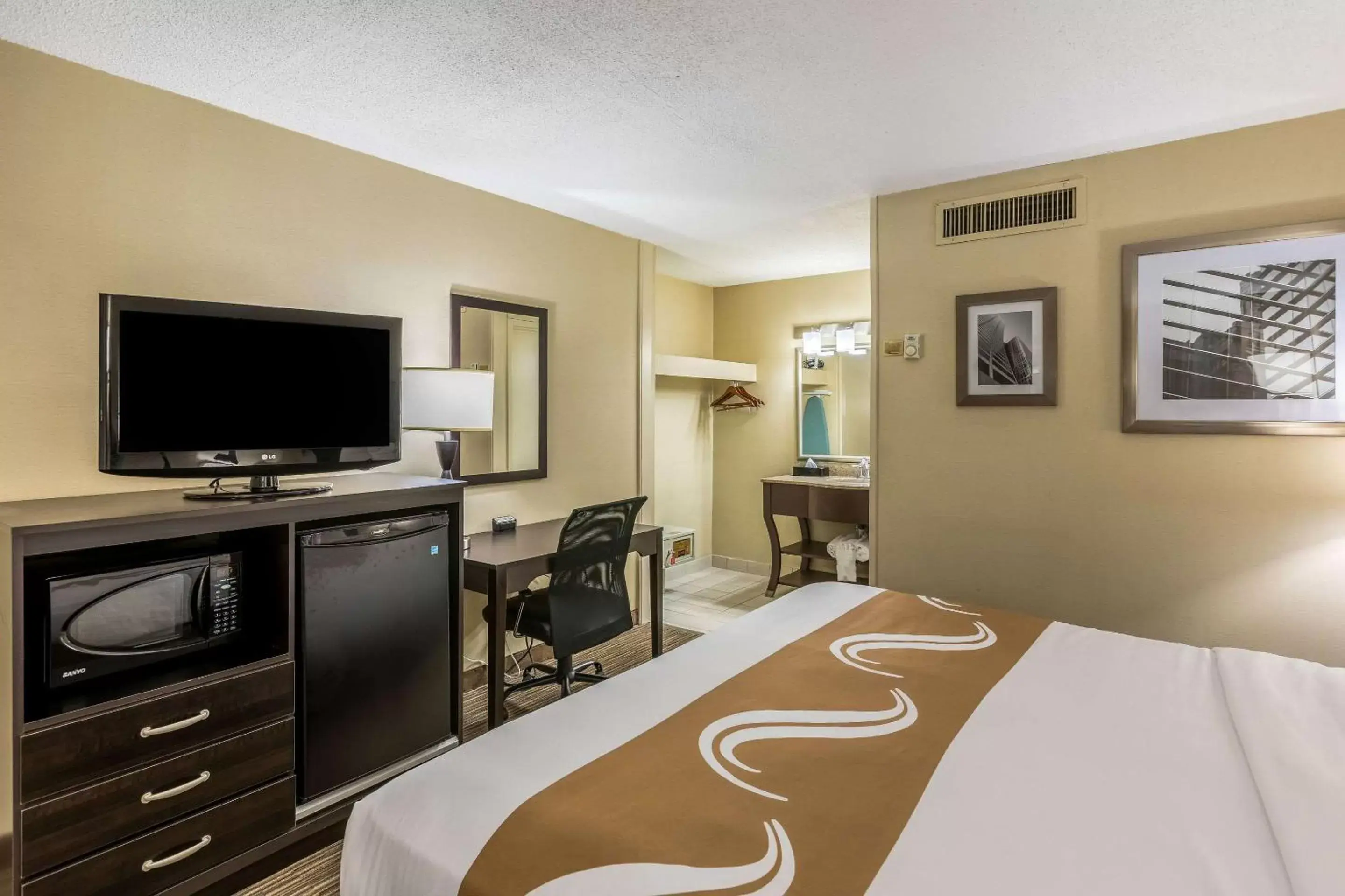 Photo of the whole room, TV/Entertainment Center in Quality Inn University Lansing