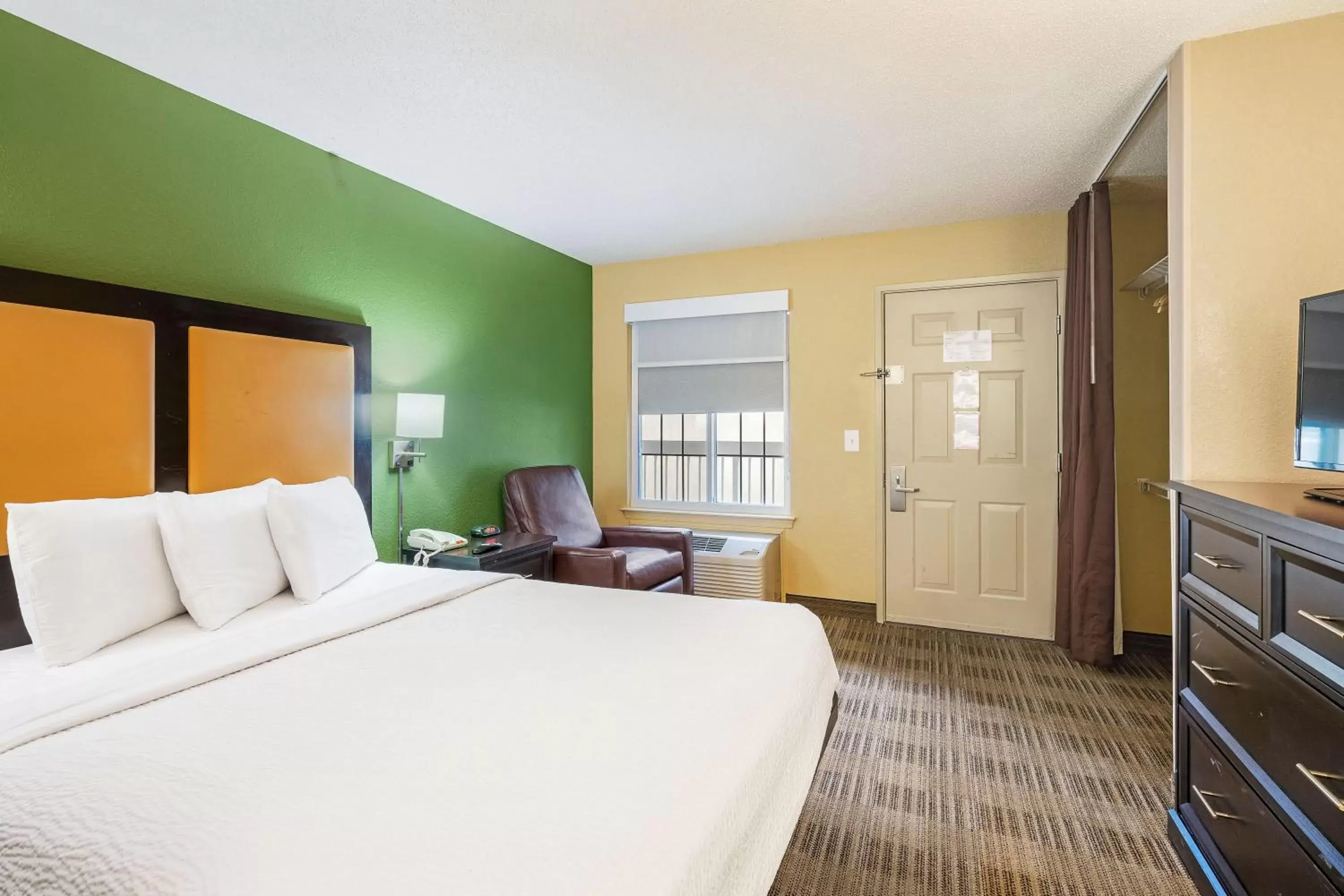 Bed in Extended Stay America Suites - Washington, DC - Falls Church - Merrifield