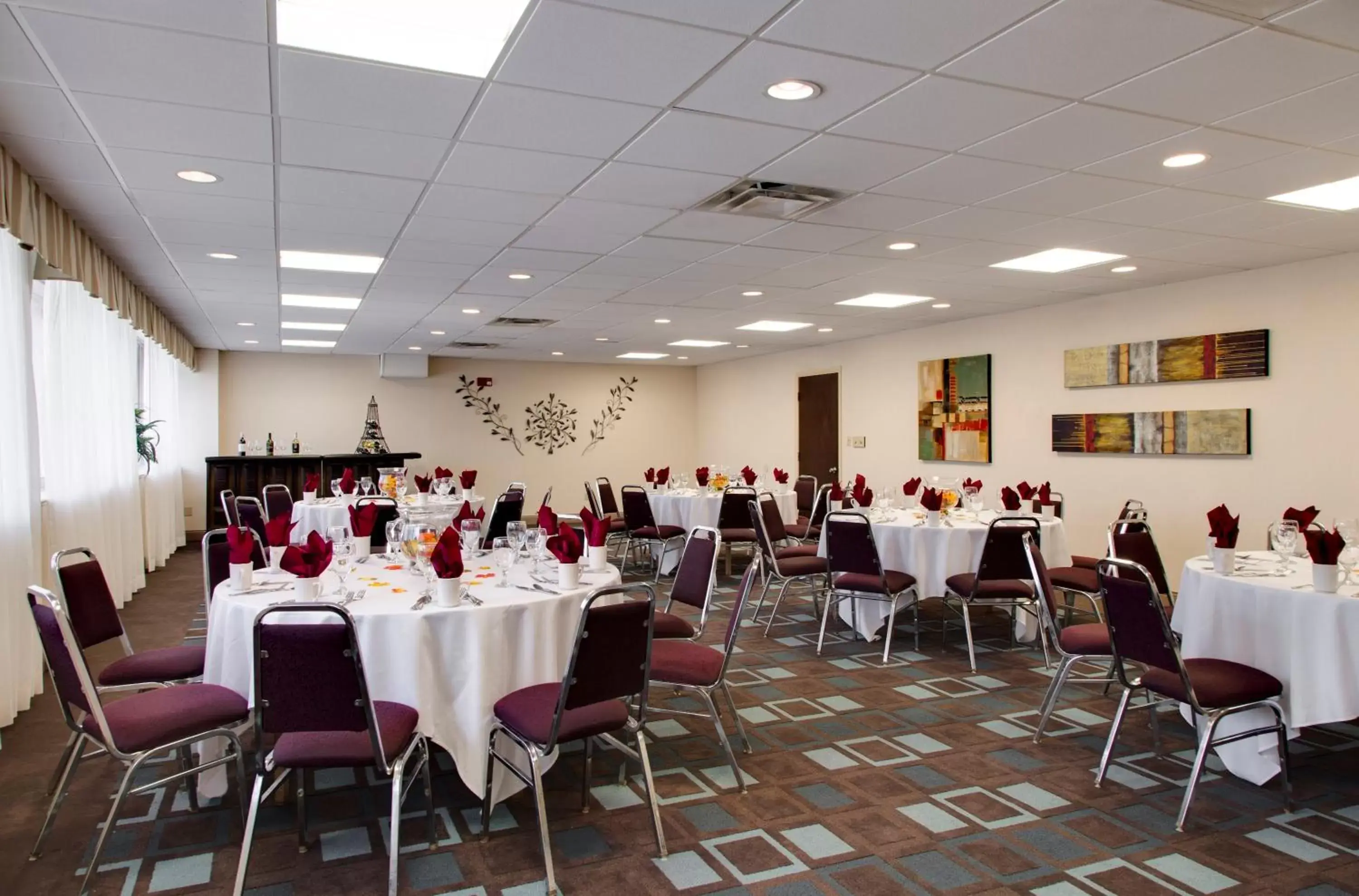 Meeting/conference room, Restaurant/Places to Eat in Holiday Inn Niagara Falls-Scenic Downtown, an IHG Hotel