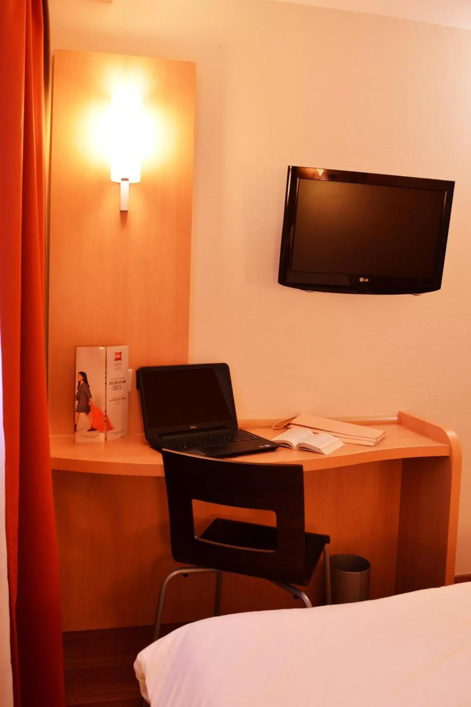 TV and multimedia, TV/Entertainment Center in ibis Bordeaux Saint Emilion