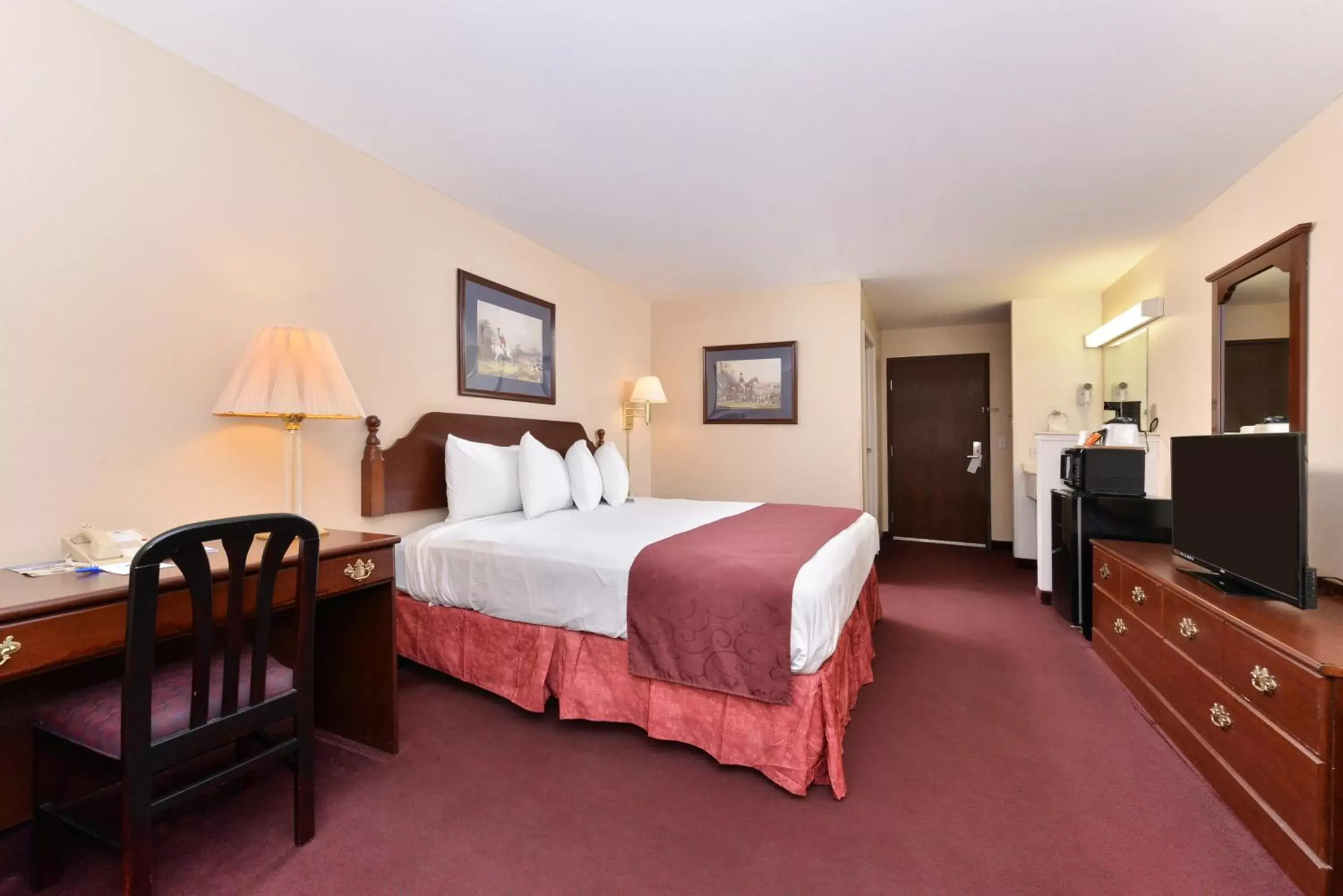 Photo of the whole room, Bed in Americas Best Value Inn Somerville Texas