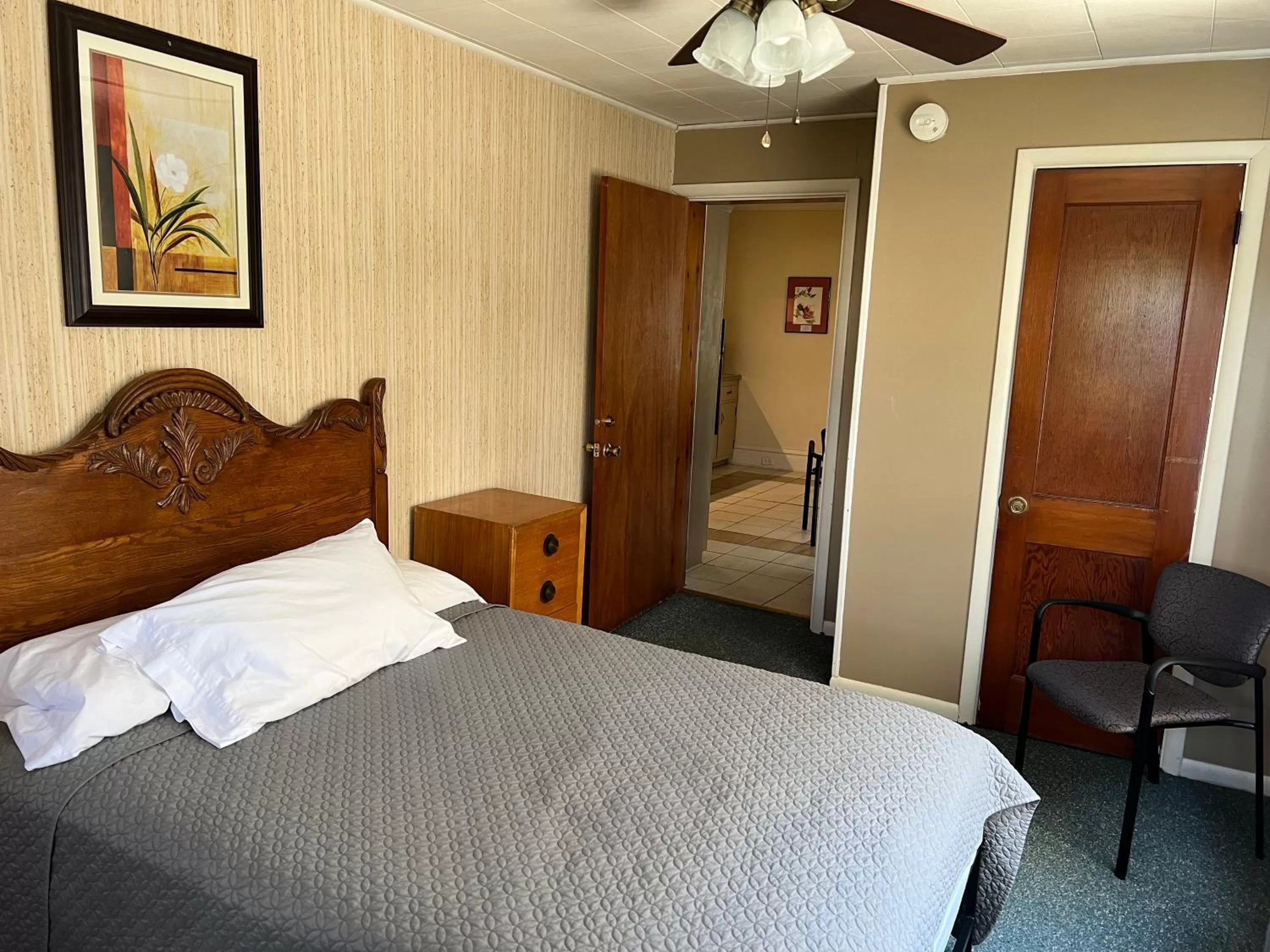 Bedroom, Bed in Simmons Motel and Suites