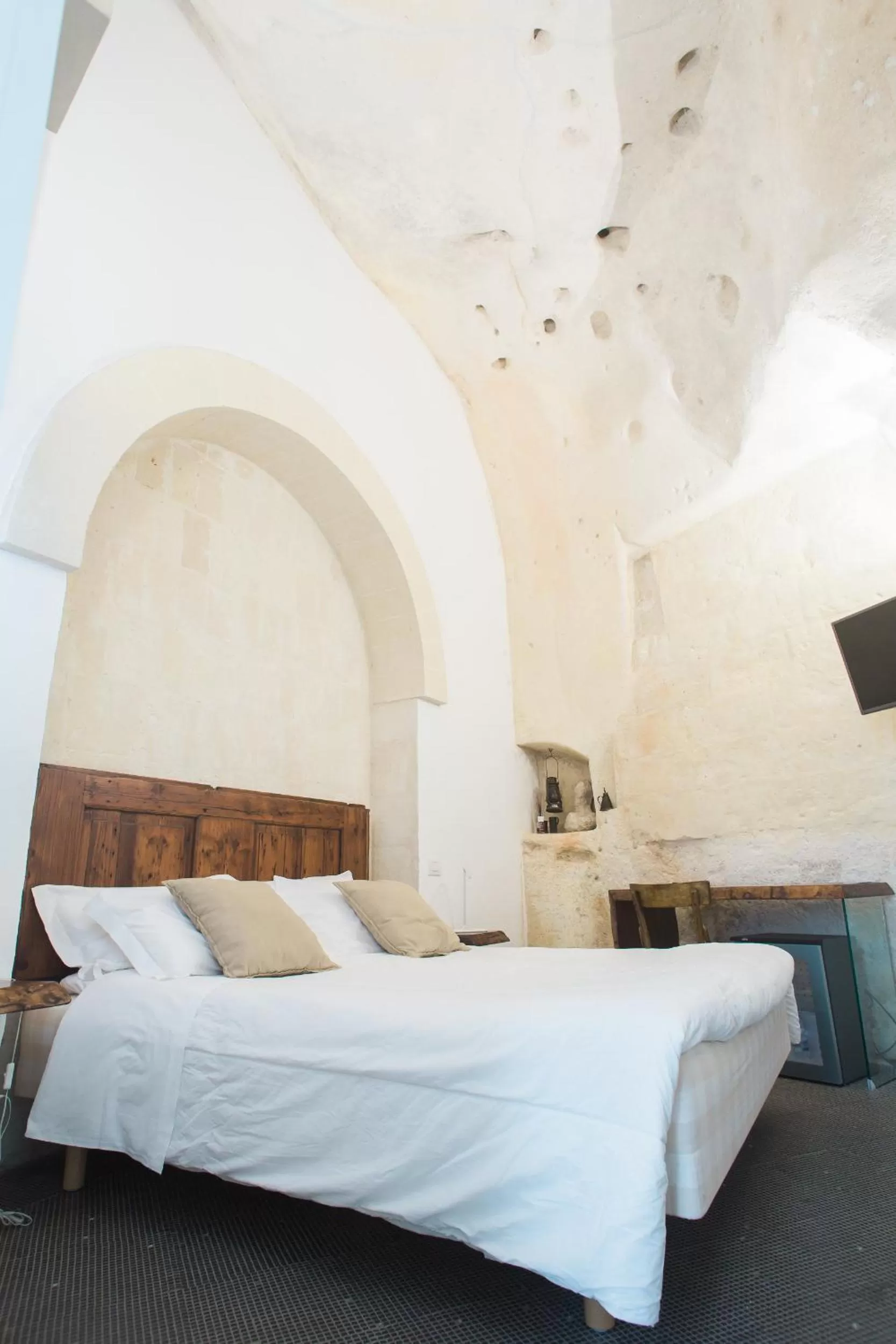 Bed in Le Malve Cave Retreat