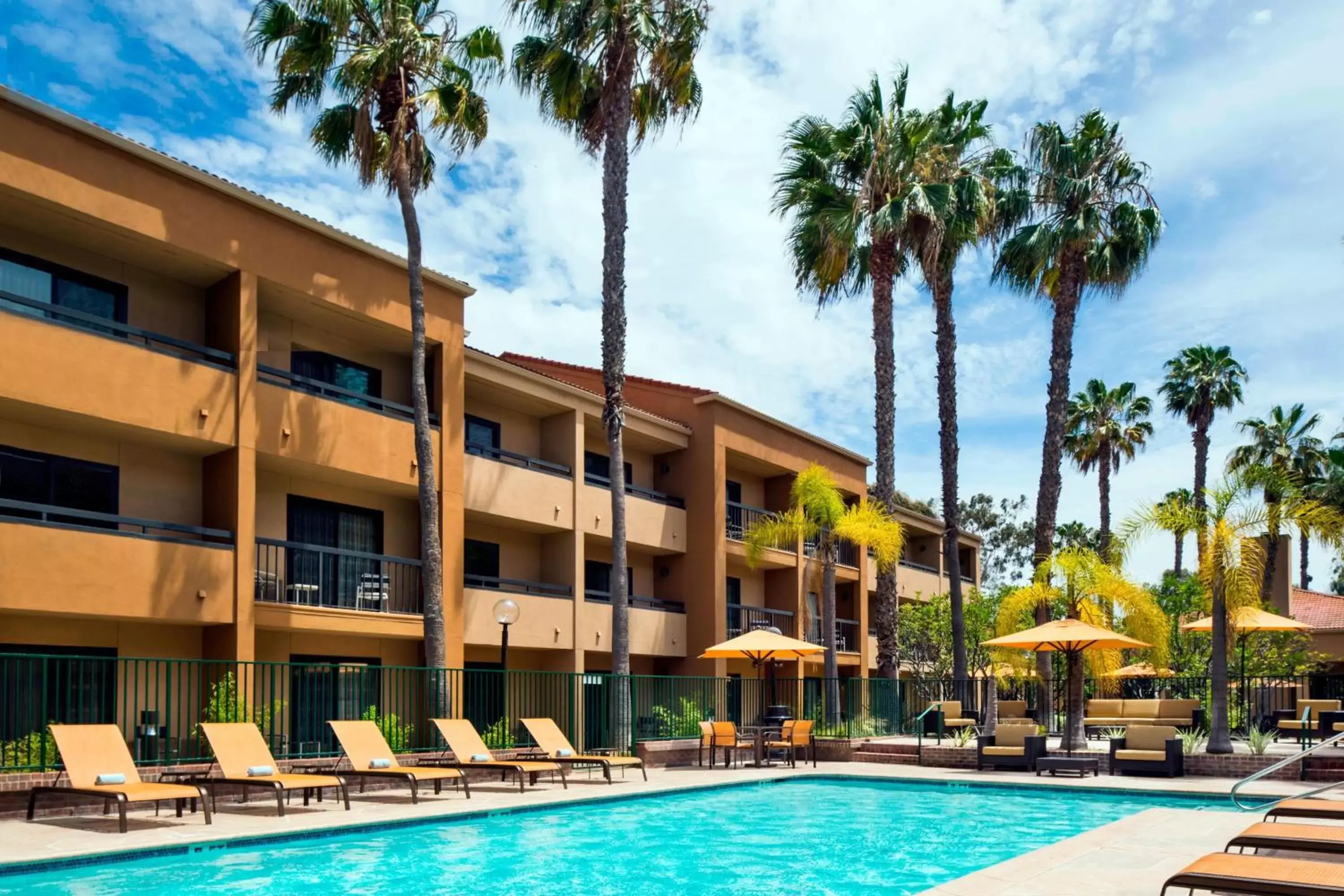 Swimming Pool in Courtyard Los Angeles Torrance/Palos Verdes