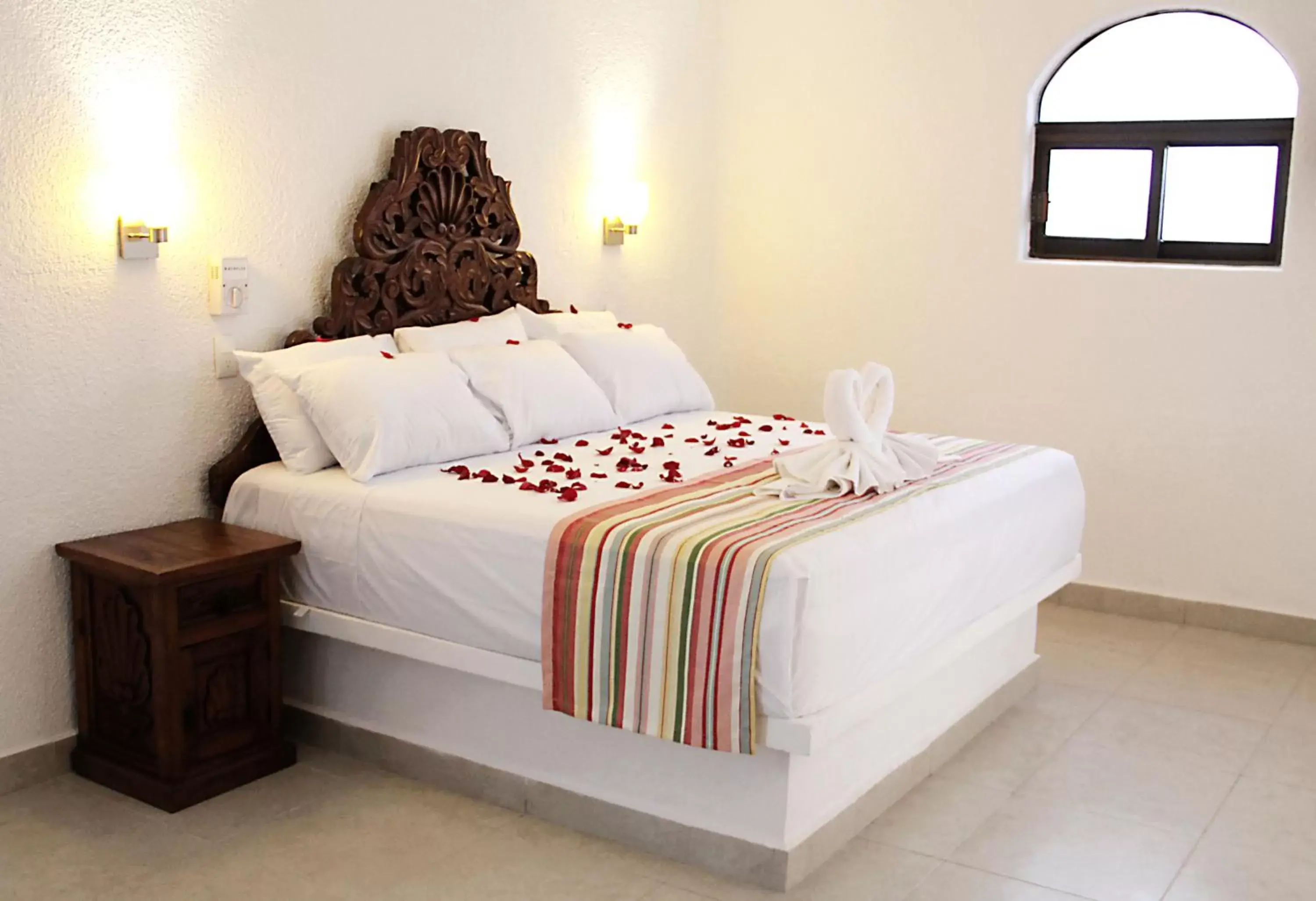 Bedroom, Bed in Pelicano Inn Playa del Carmen - Beachfront Hotel