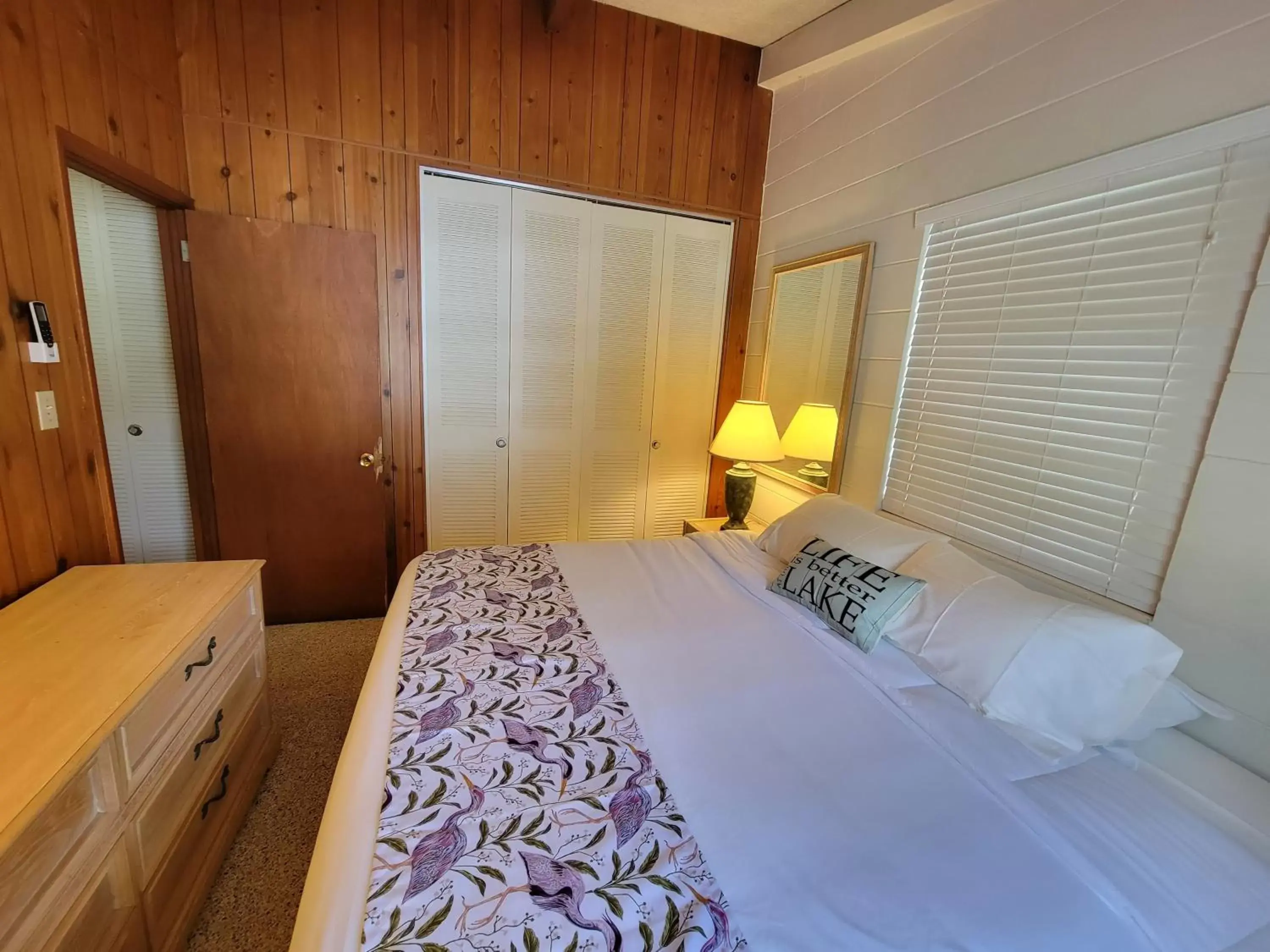 Bed in Tropical Marina & Resort on Lake Beresford