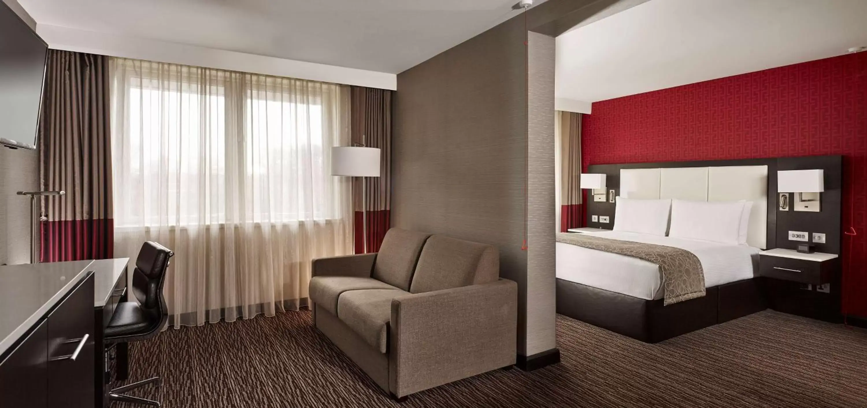 Bedroom, Seating Area in DoubleTree by Hilton Hotel Nottingham - Gateway