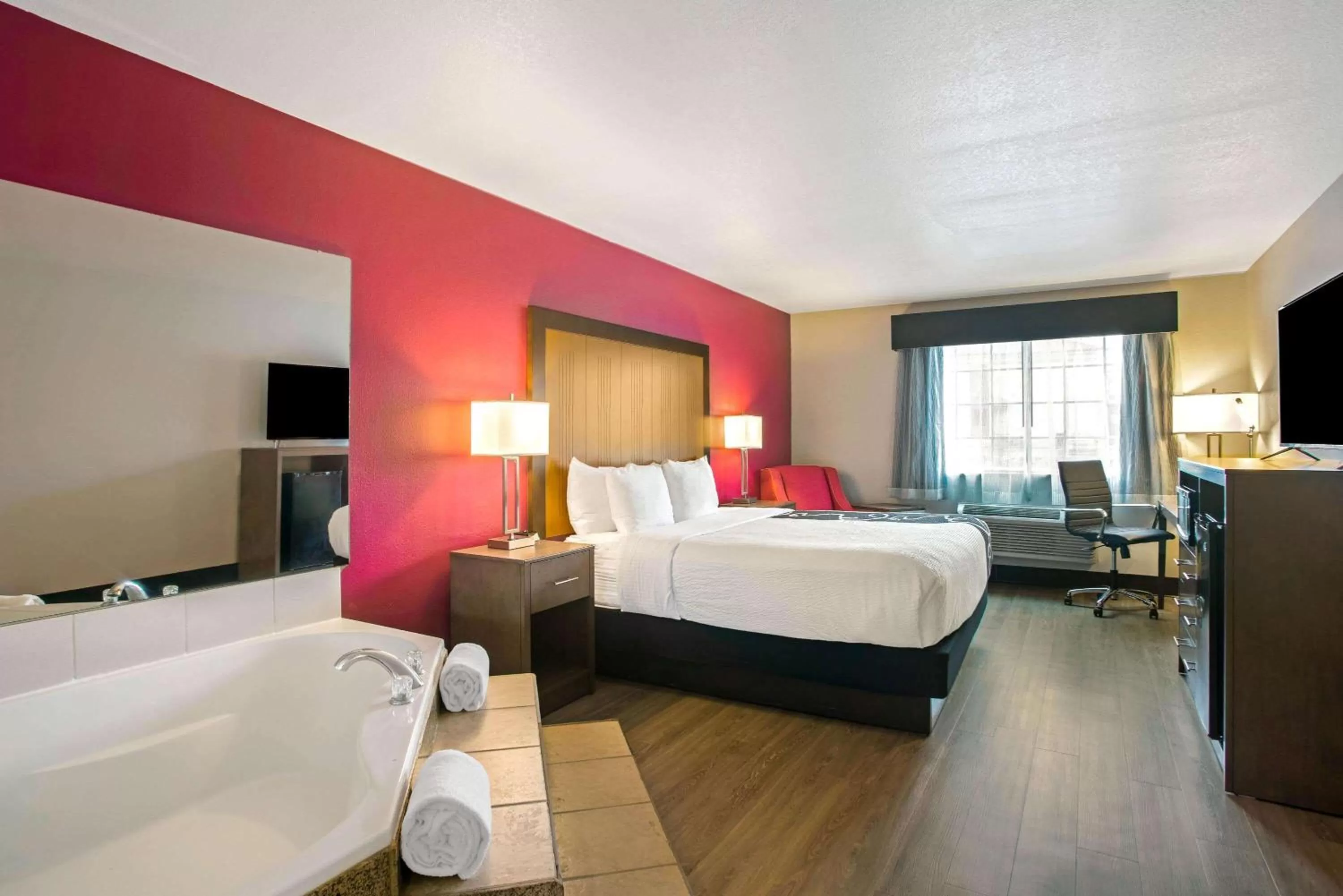 Photo of the whole room, Bed in La Quinta by Wyndham Fort Smith