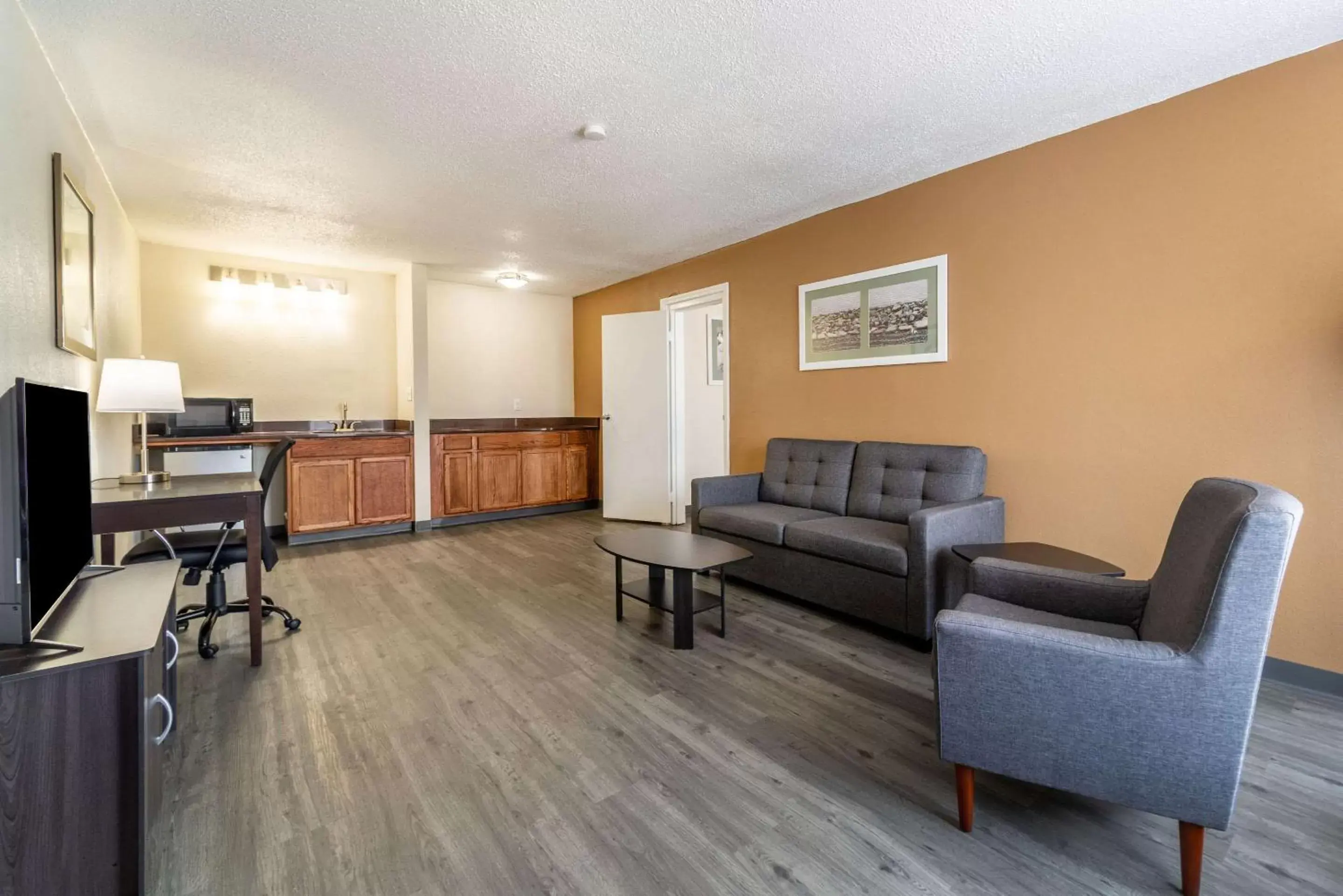 Photo of the whole room, Seating Area in Quality Inn & Suites Vandalia near I-70 and Hwy 51