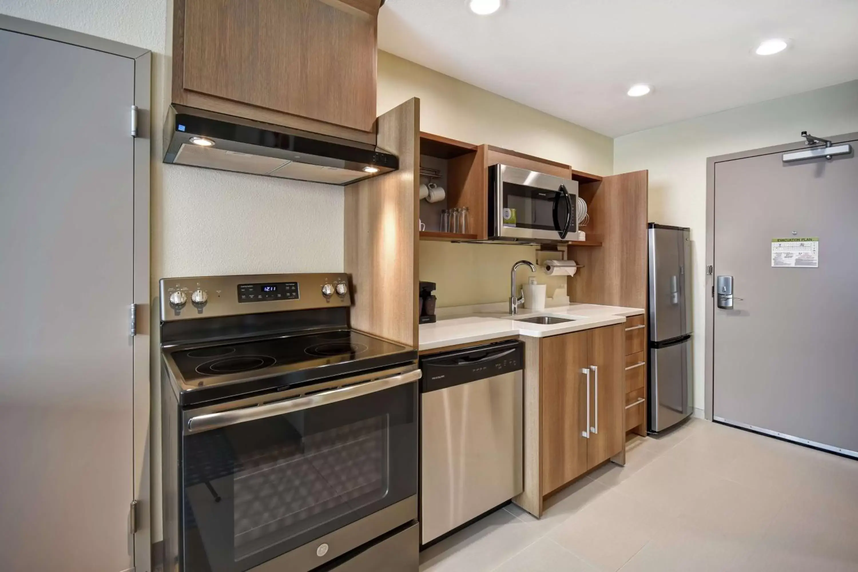 Kitchen or kitchenette, Kitchen/Kitchenette in Home2 Suites By Hilton Columbus Downtown