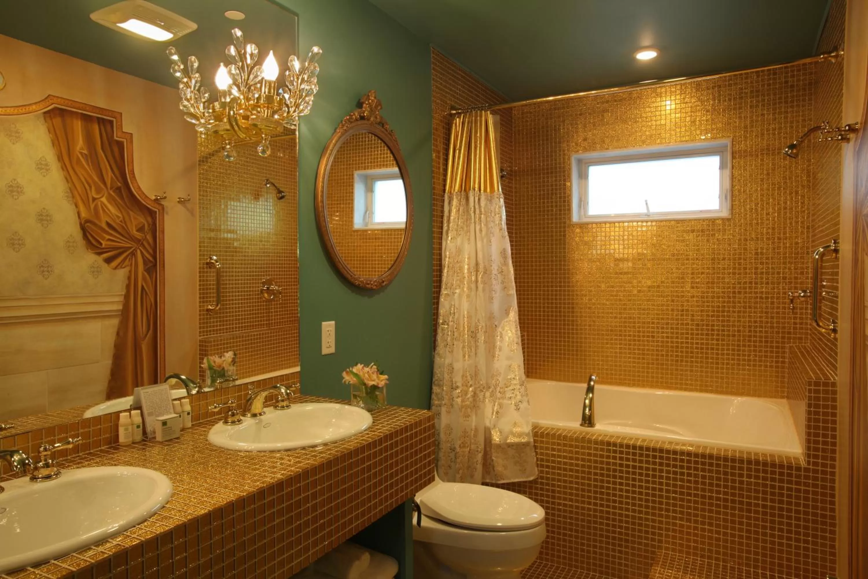 Toilet in The Roxbury