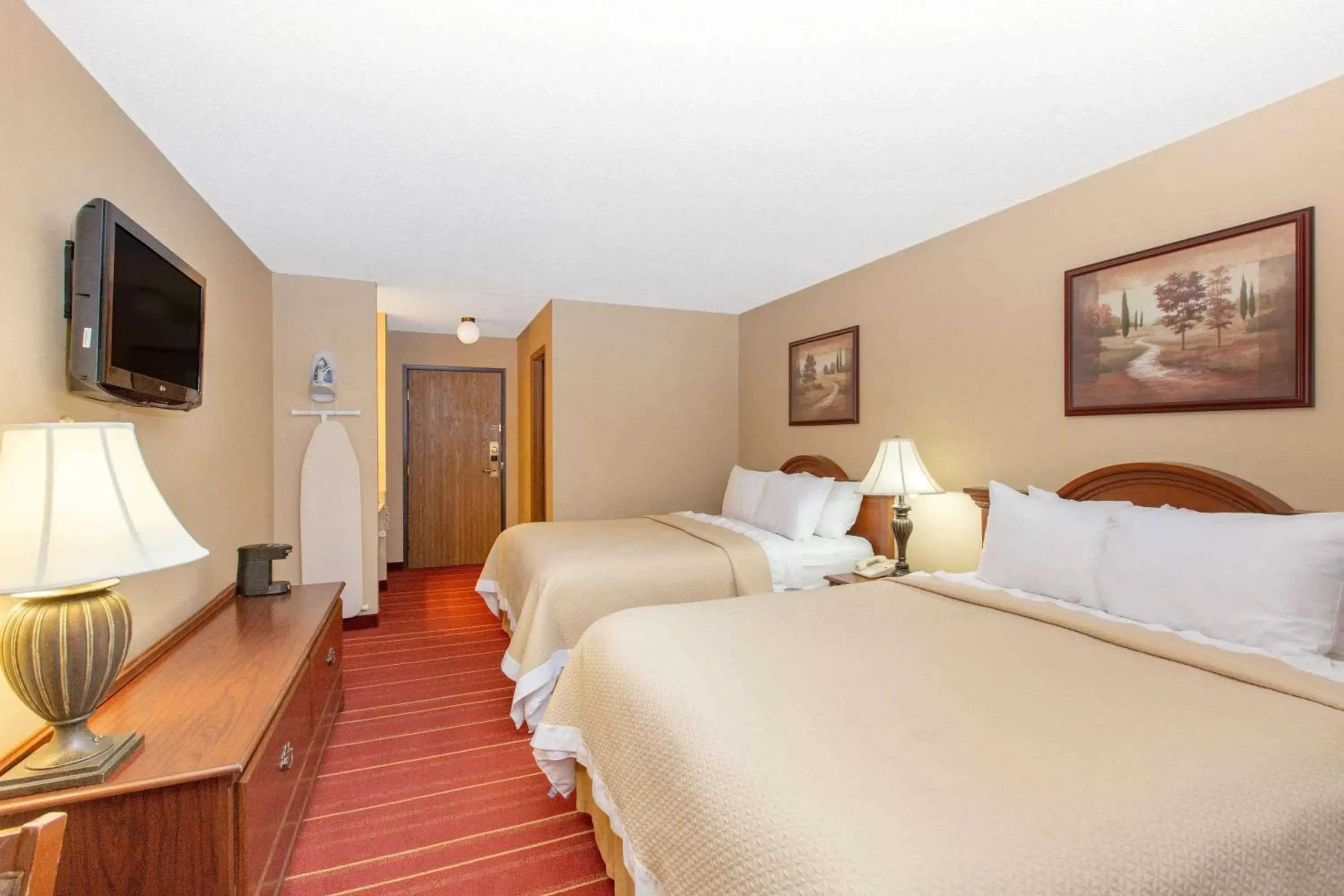 Photo of the whole room, Bed in Days Inn by Wyndham Salina I-70