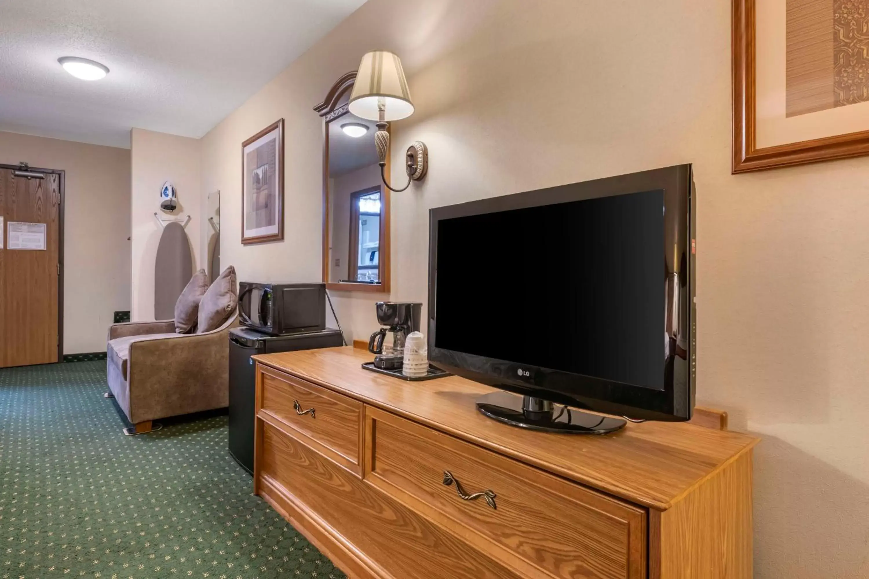 Bedroom, TV/Entertainment Center in SureStay Plus Hotel by Best Western Buffalo