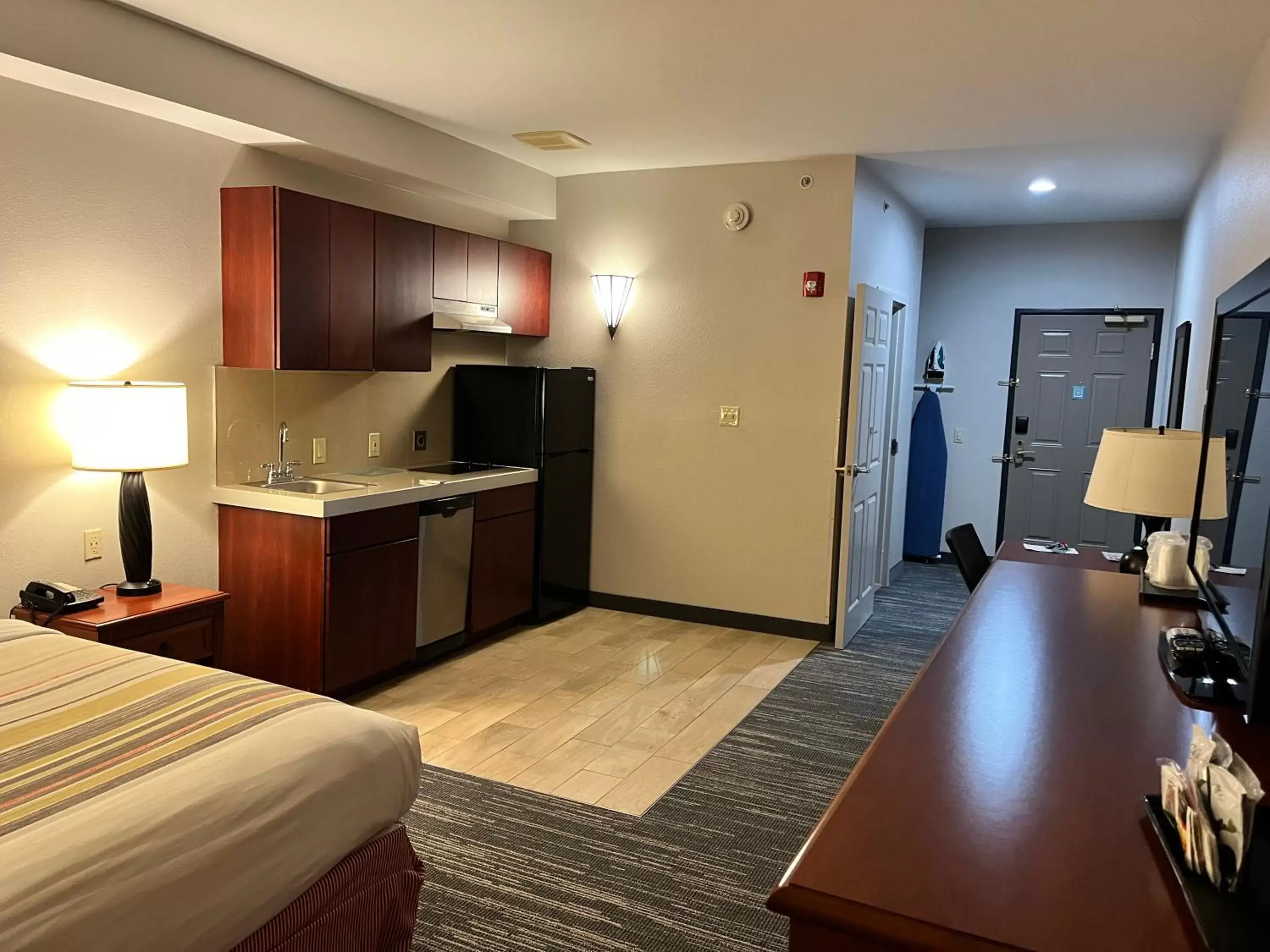 Photo of the whole room, Kitchen/Kitchenette in Country Inn & Suites by Radisson, Harrisburg - Hershey-West, PA