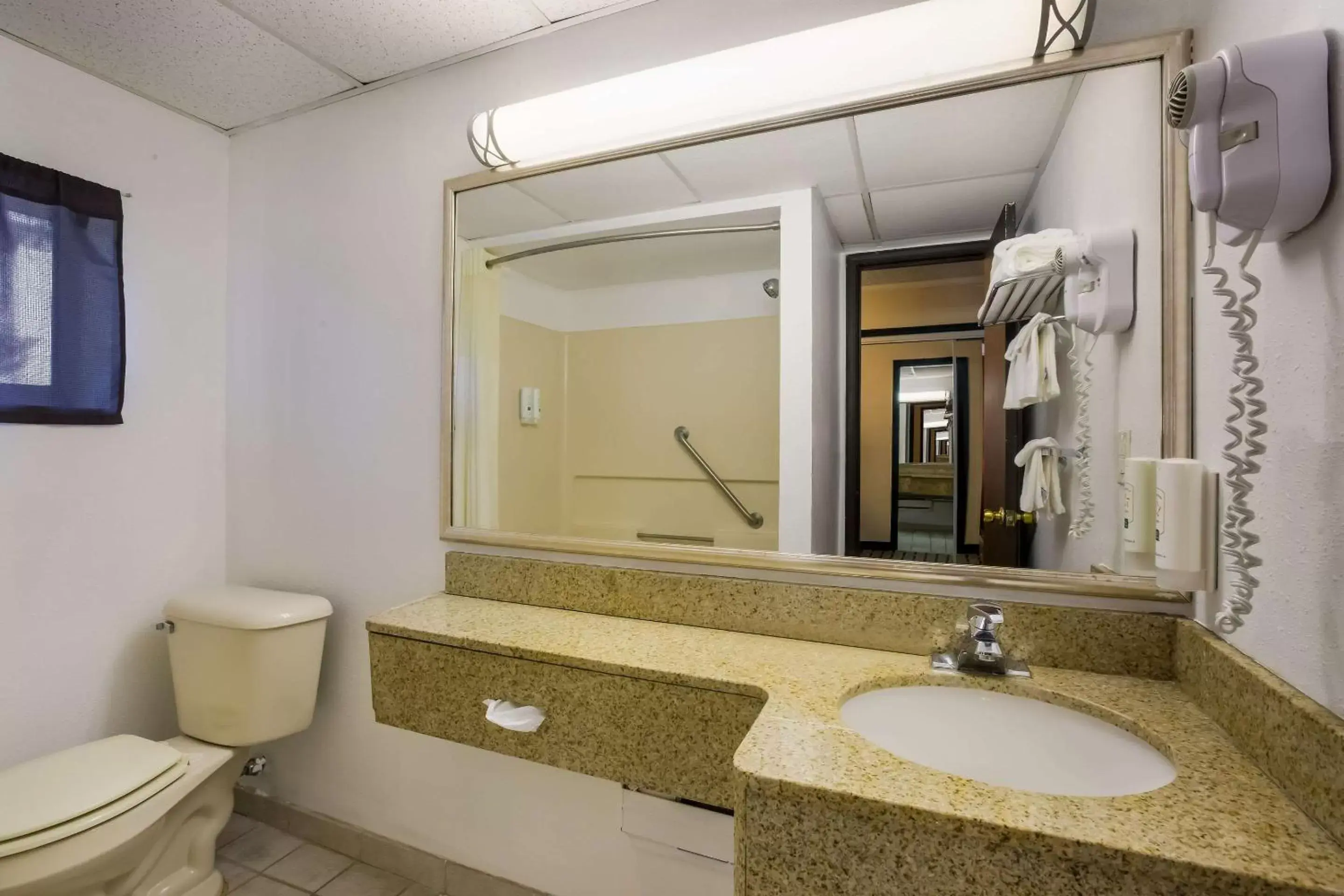 Bedroom, Bathroom in Quality Inn & Suites Millville – Vineland