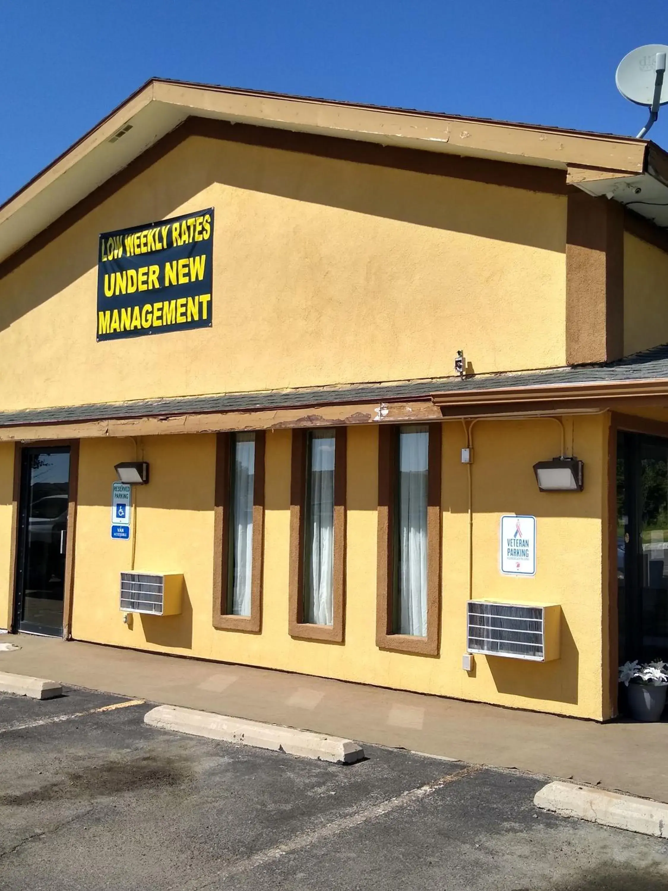 Facade/entrance in Super 8 by Wyndham Craig Facade/entrance in Super 8 by Wyndham Craig