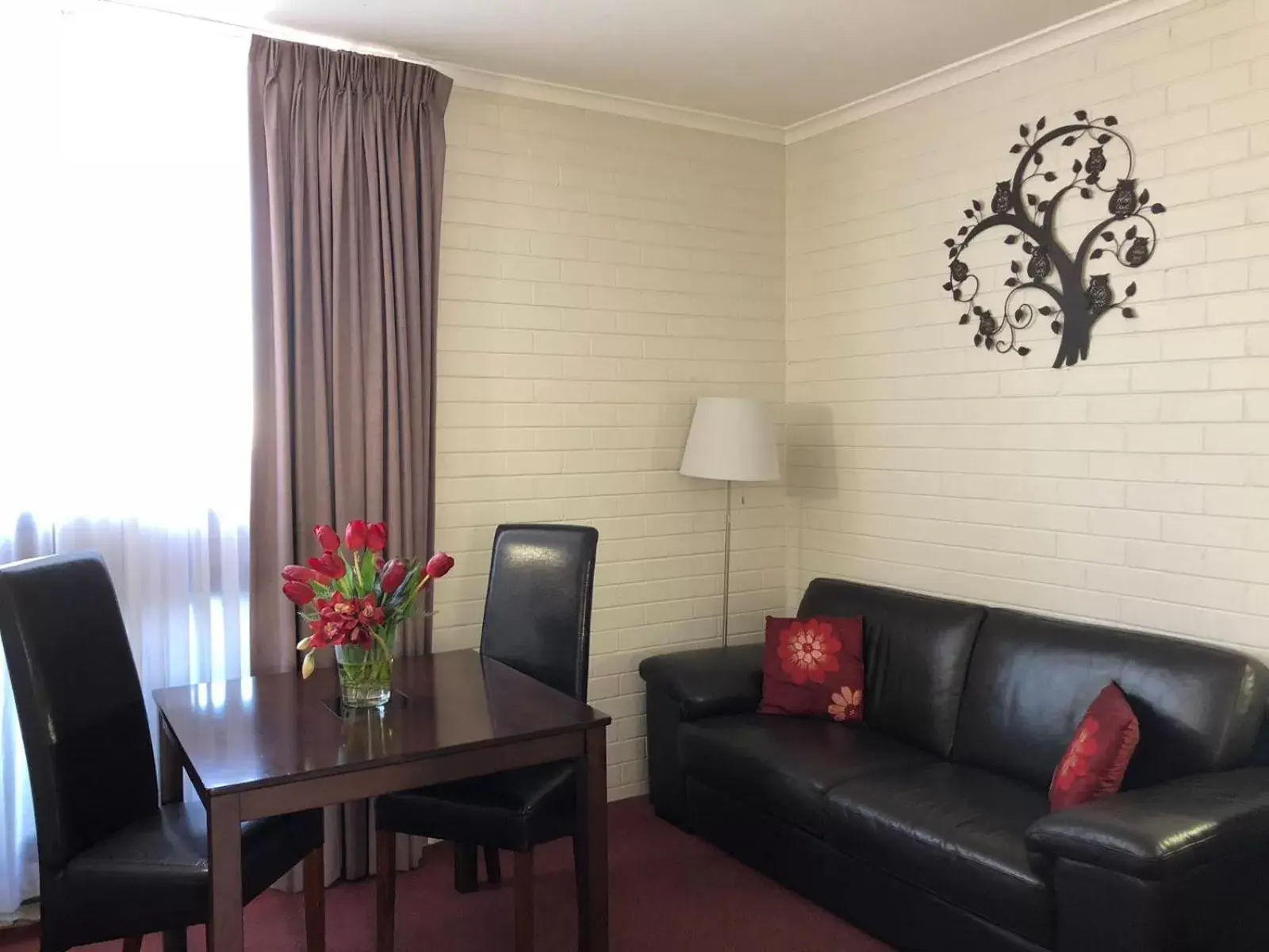 Photo of the whole room, Seating Area in Goulburn Motor Inn