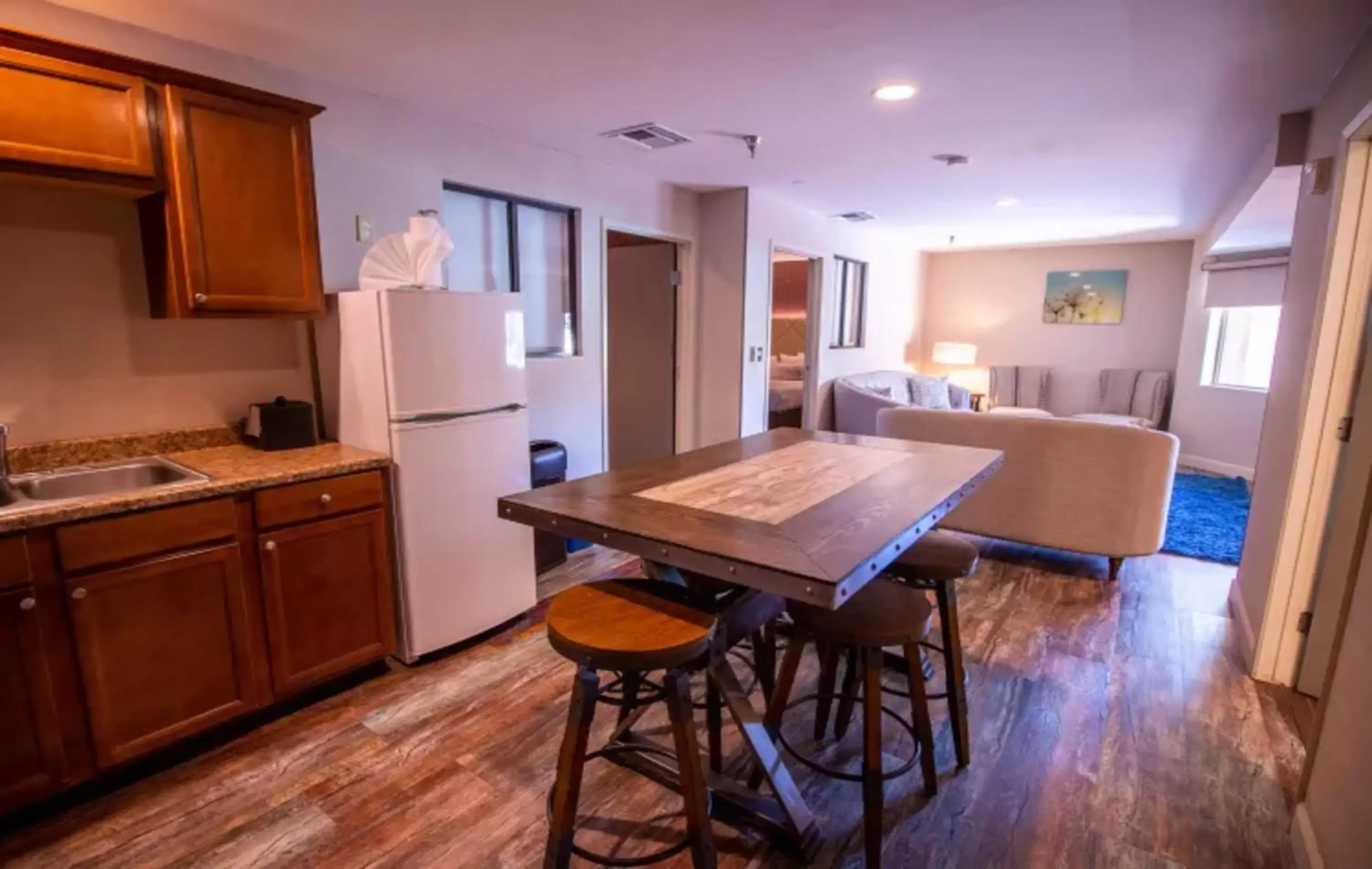 Kitchen or kitchenette, Dining Area in Empeiria High Sierra Hotel