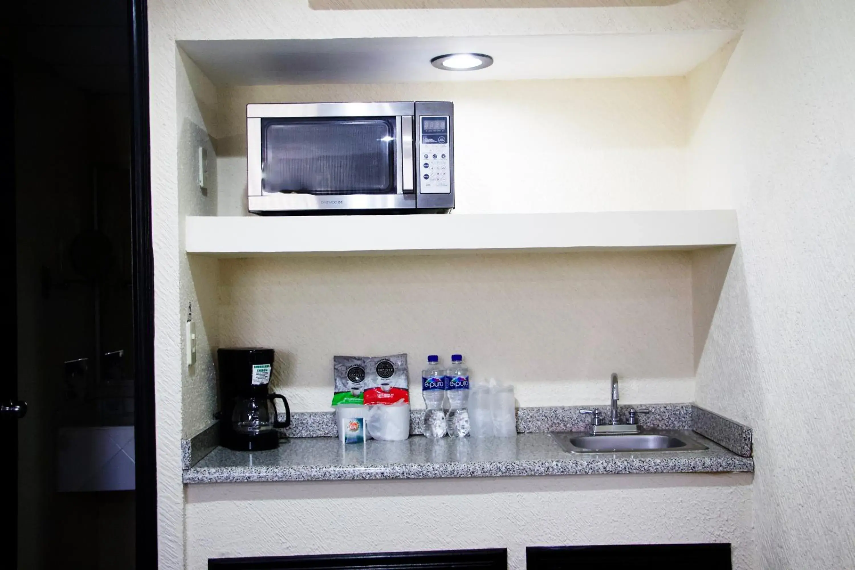 Kitchen/Kitchenette in Best Western Real Tula Express