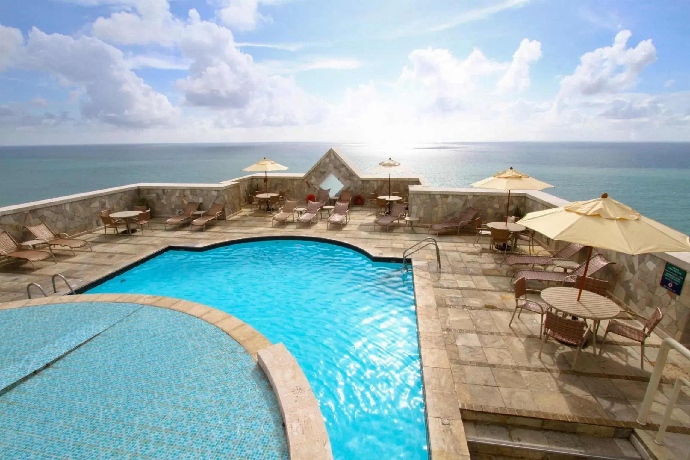 Pool View in Hotel Atlante Plaza