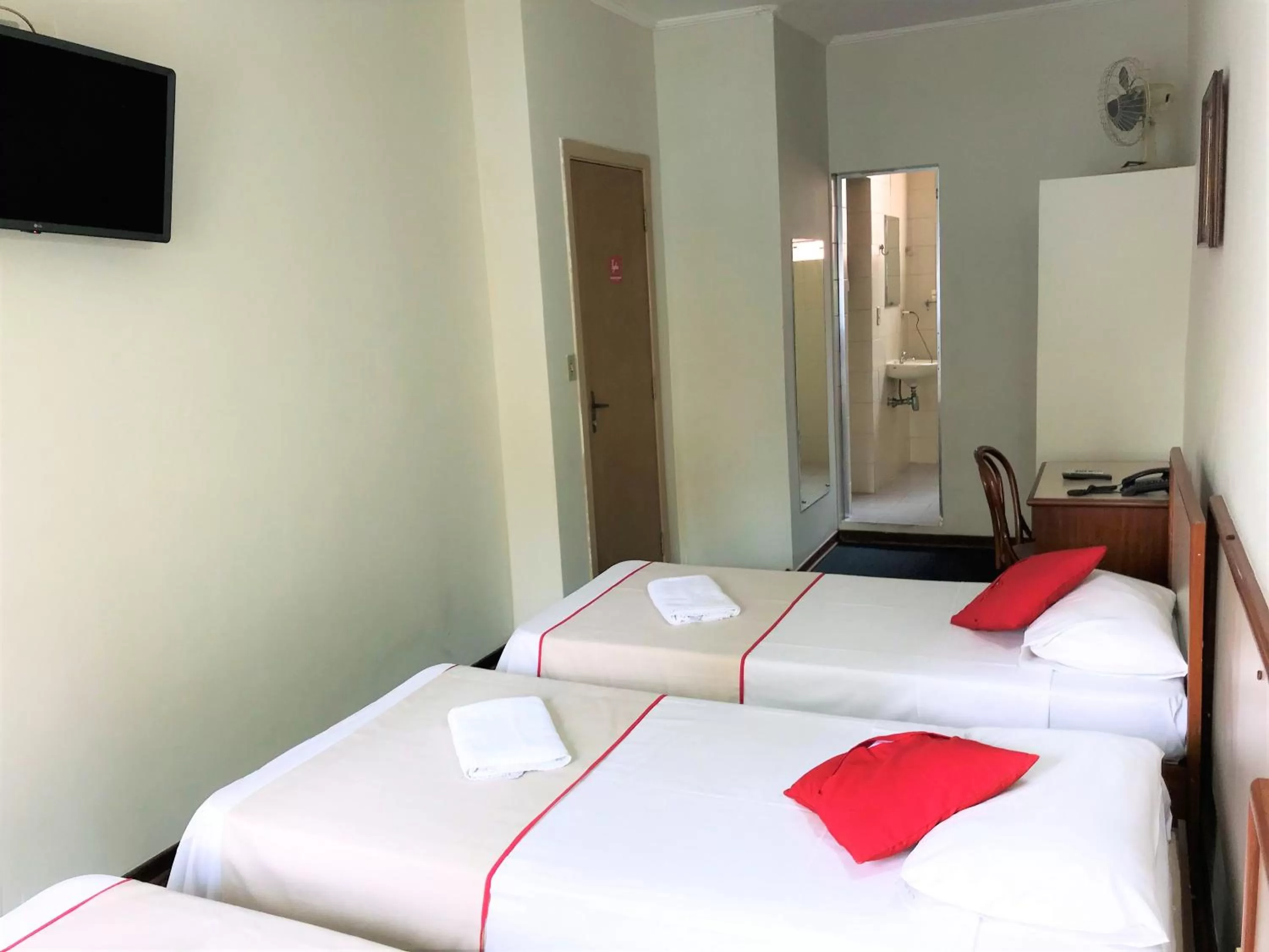 Bedroom, Bed in Hotel São Jorge São Paulo - Próximo a 25 de março, região do Brás, fácil acesso ao Expo Center Norte e Mercado Municipal SP