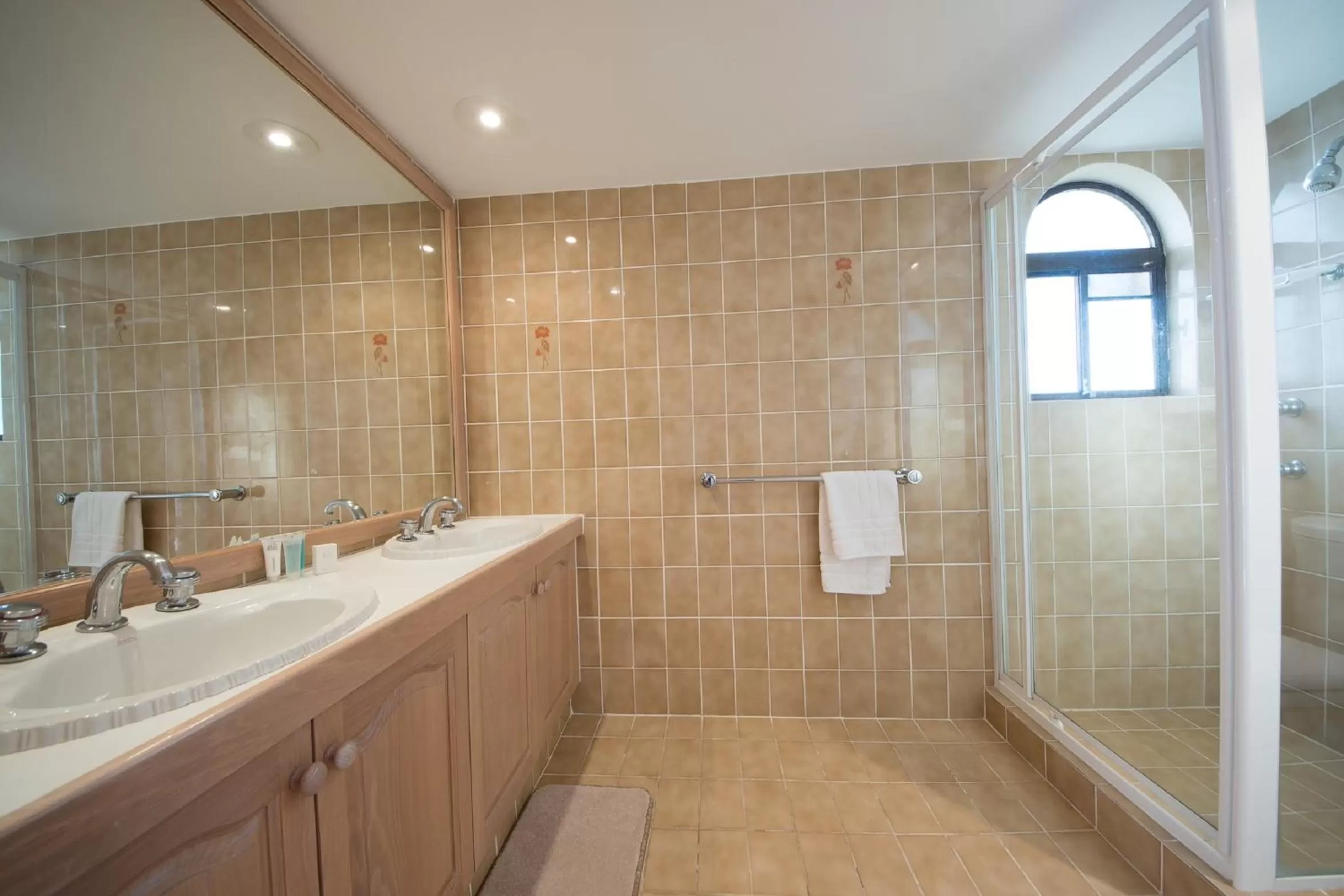 Bathroom in Albatross North Apartments