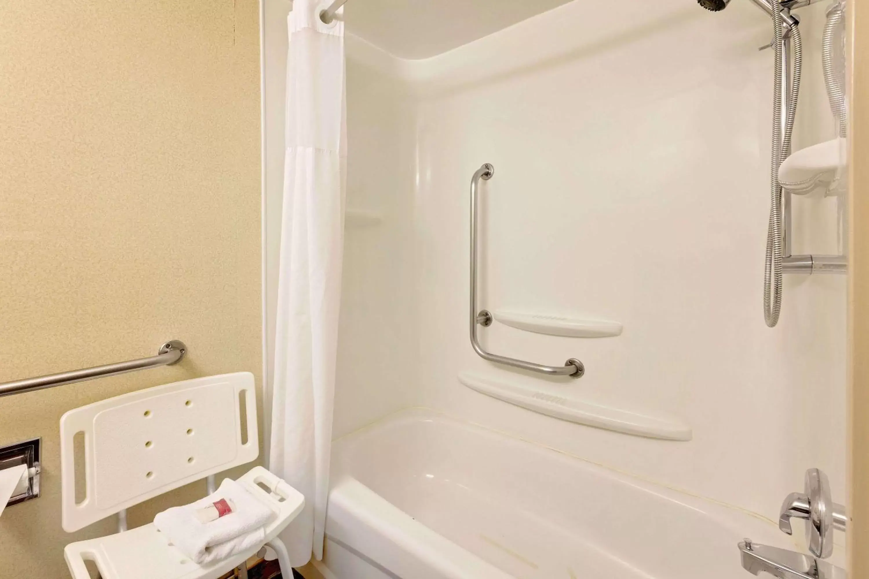 Bathroom in Ramada by Wyndham Pinewood Park Resort North Bay