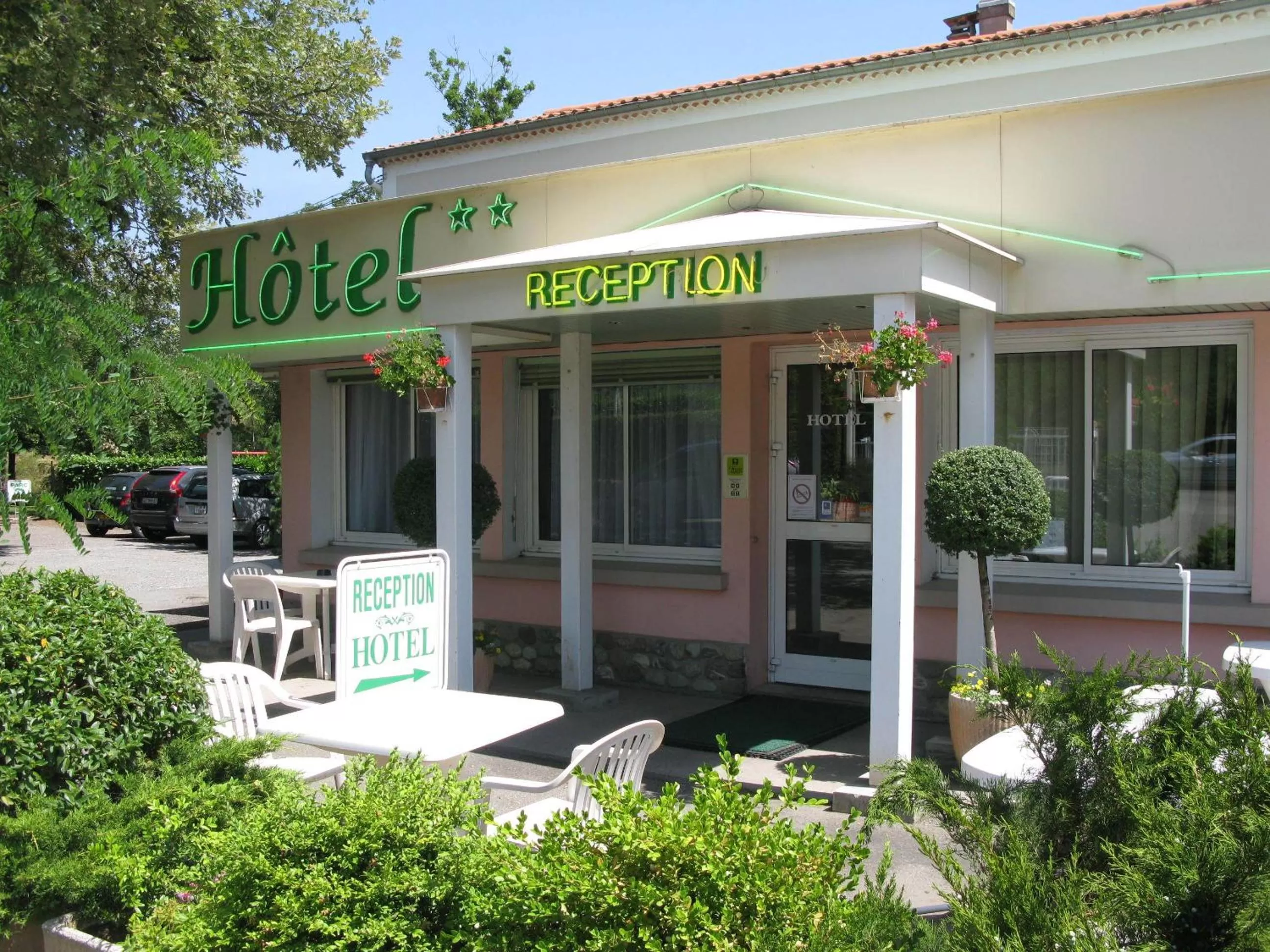 Facade/entrance in Hotel Les Chênes