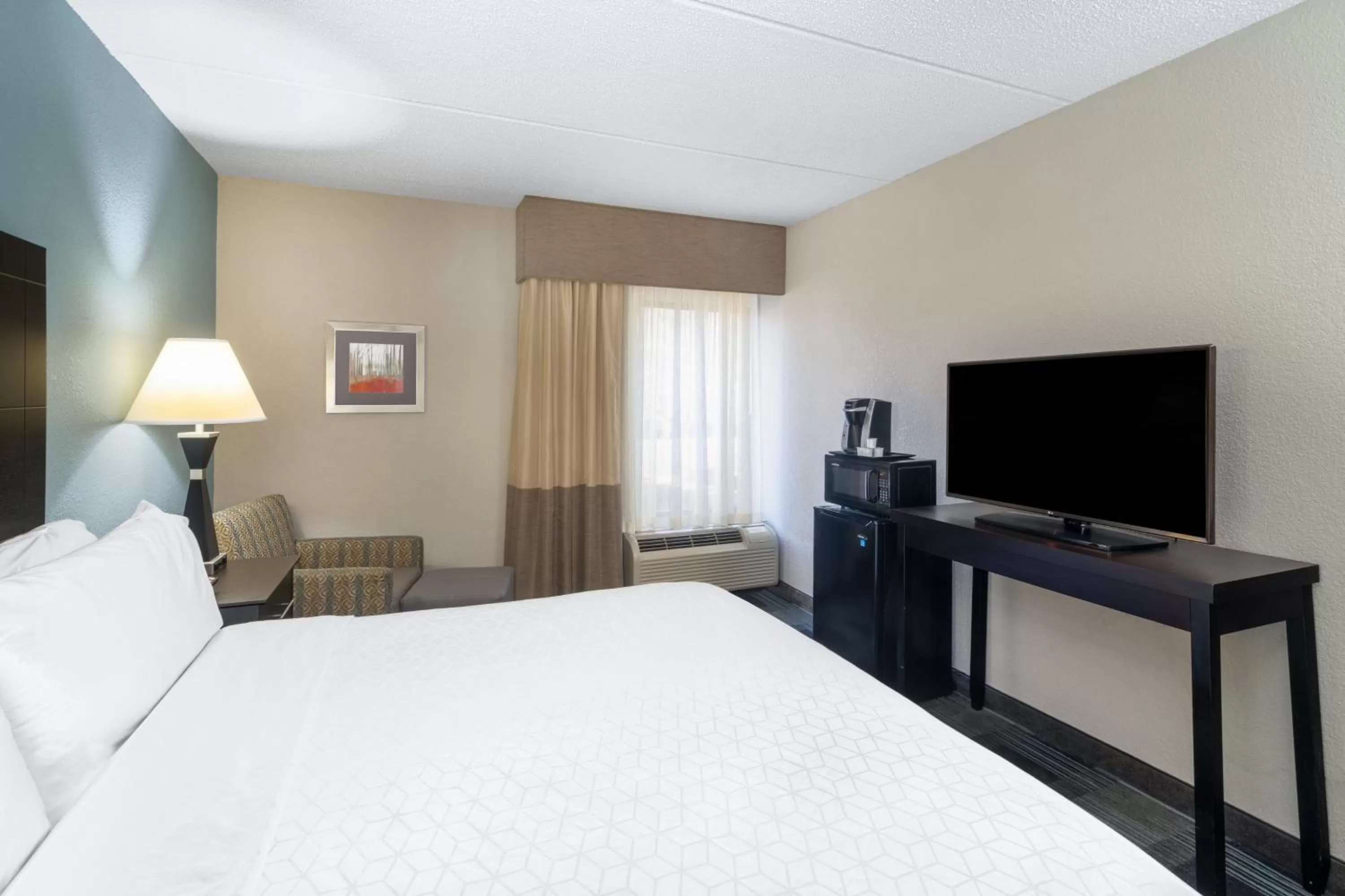 Photo of the whole room, Bed in Holiday Inn Express Forsyth by IHG