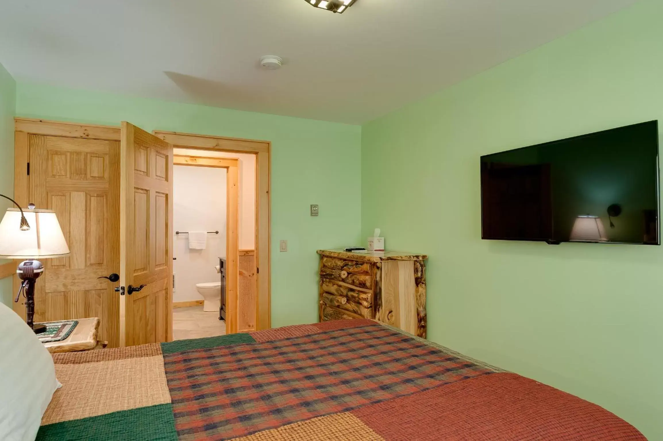 Bedroom, Bed in Cobble Mountain Lodge