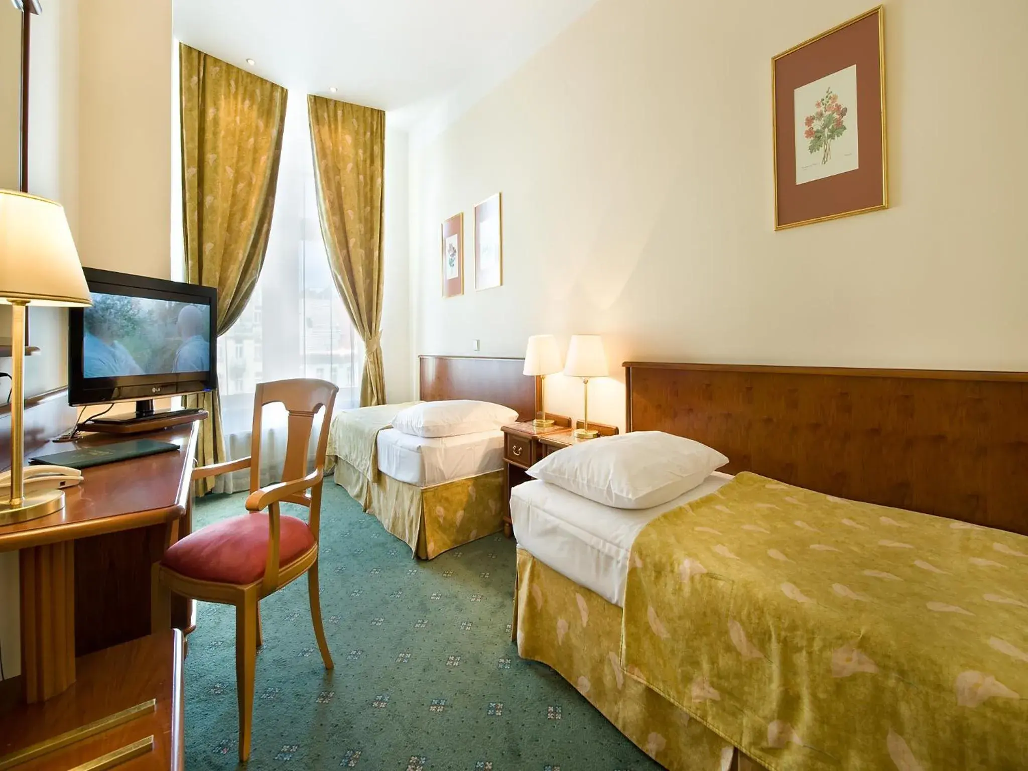 Twin Room with Wenceslas Square View in EA Hotel Rokoko
