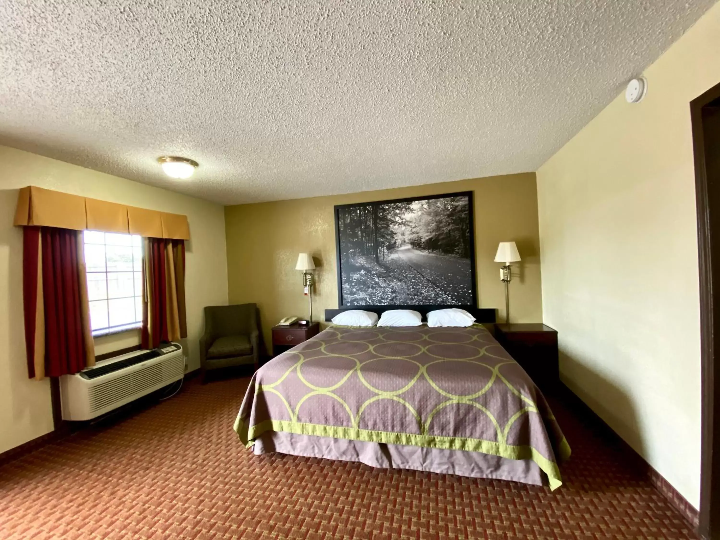 Bedroom, Bed in Super 8 by Wyndham Shawnee