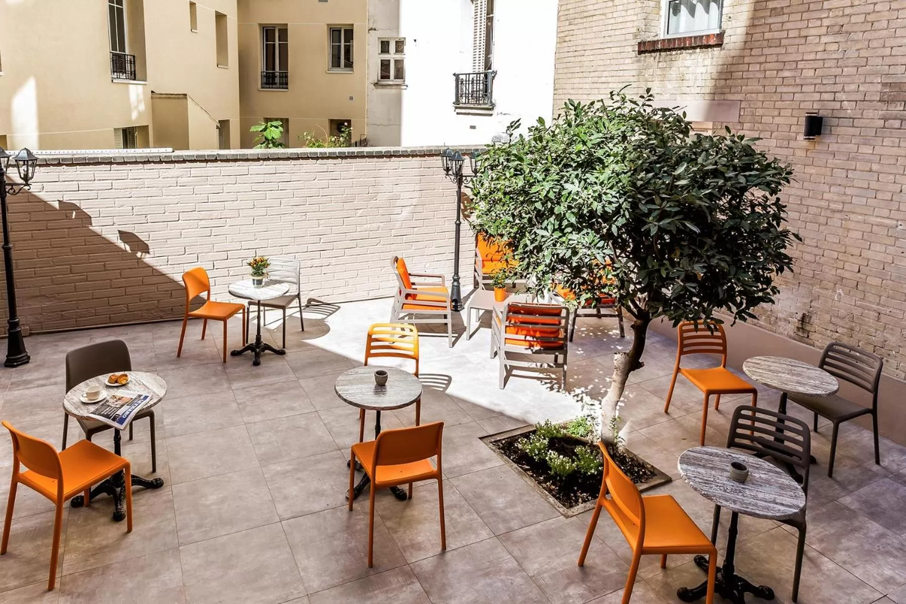 Patio in Paris d'Issy Hôtel Porte de Versailles