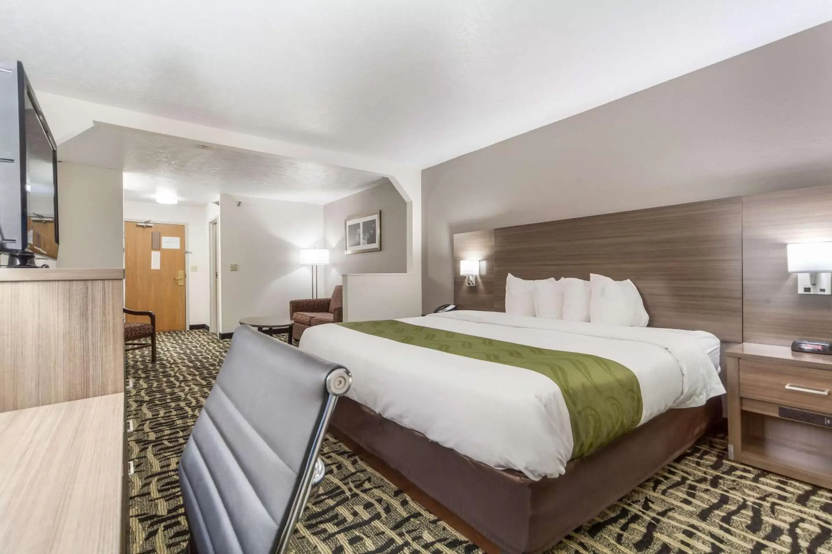 Photo of the whole room, Bed in Quality Inn & Suites West Omaha - NE Linclon