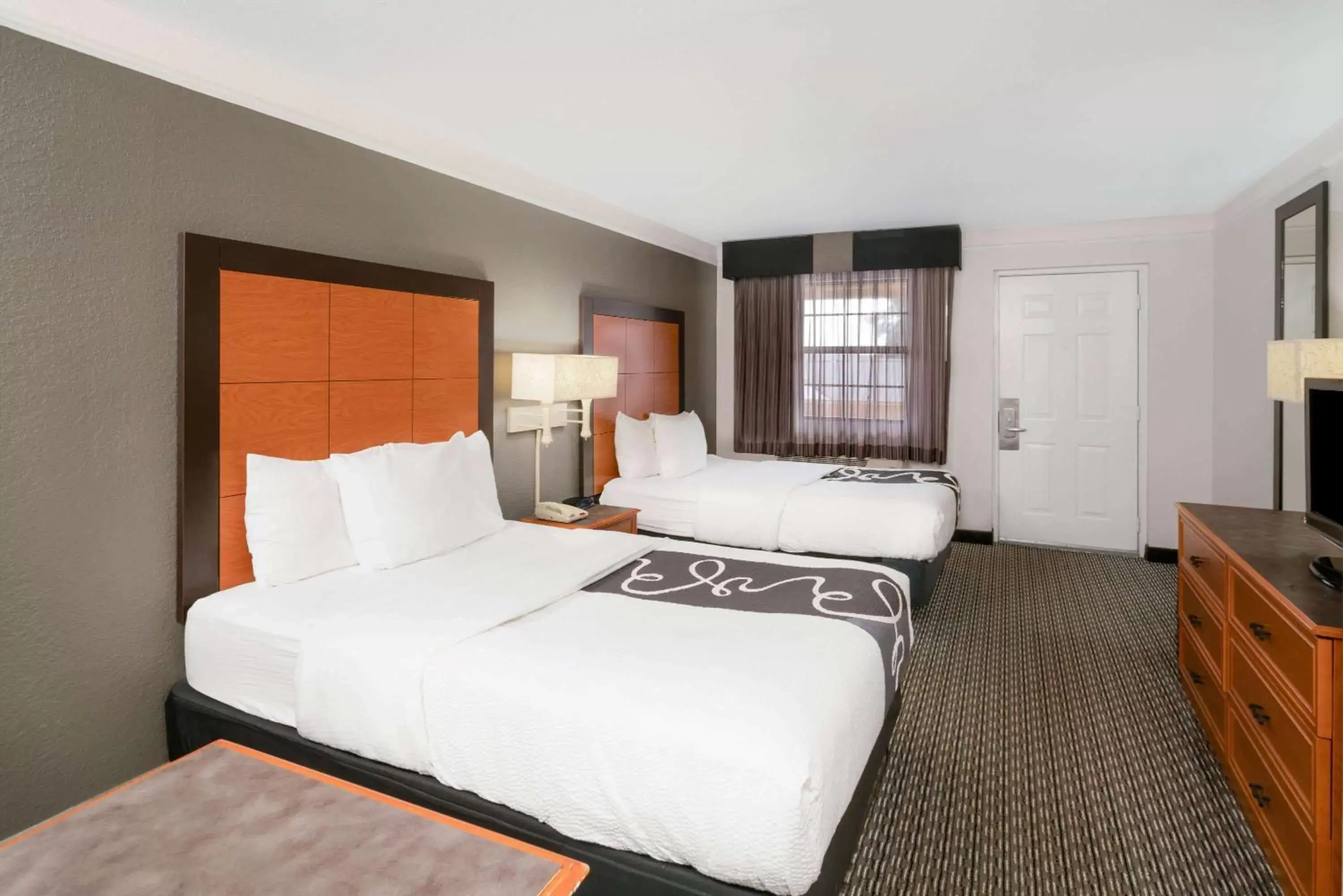 Photo of the whole room, Bed in La Quinta Inn by Wyndham Nashville South