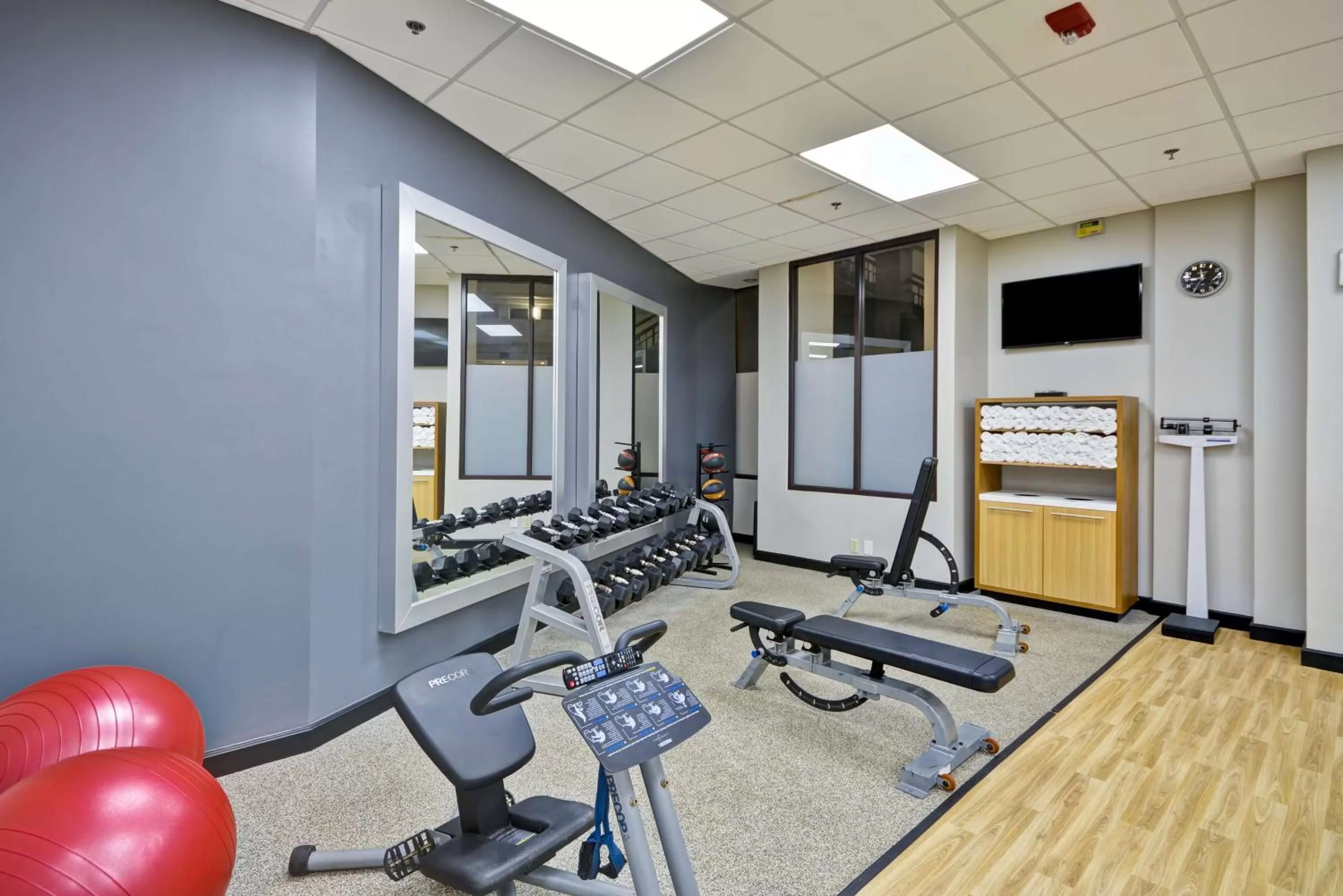Fitness centre/facilities in Embassy Suites Charlotte