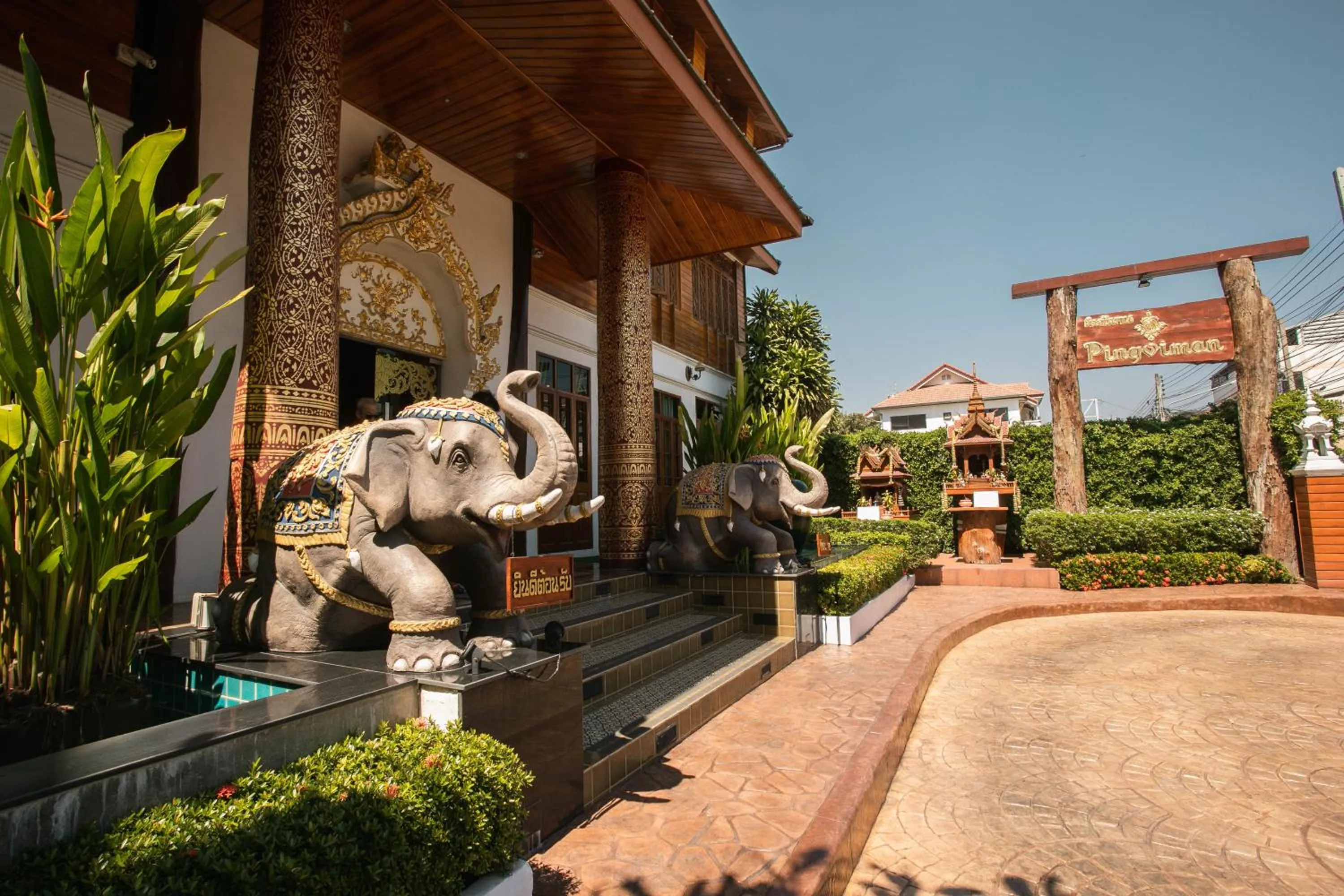 Property building in Pingviman Hotel