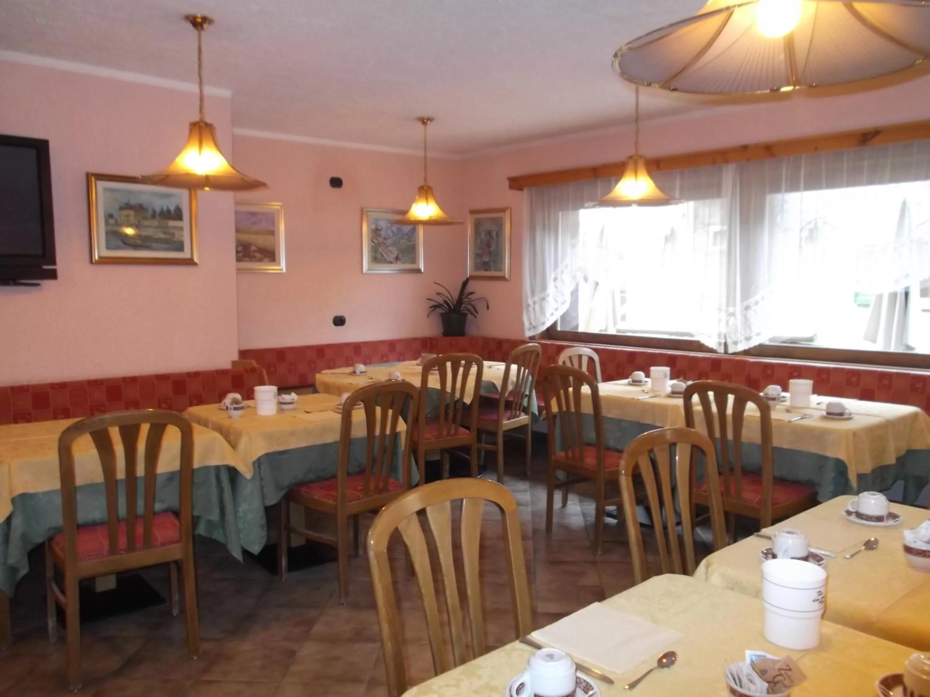 Restaurant/places to eat in Hotel Adele