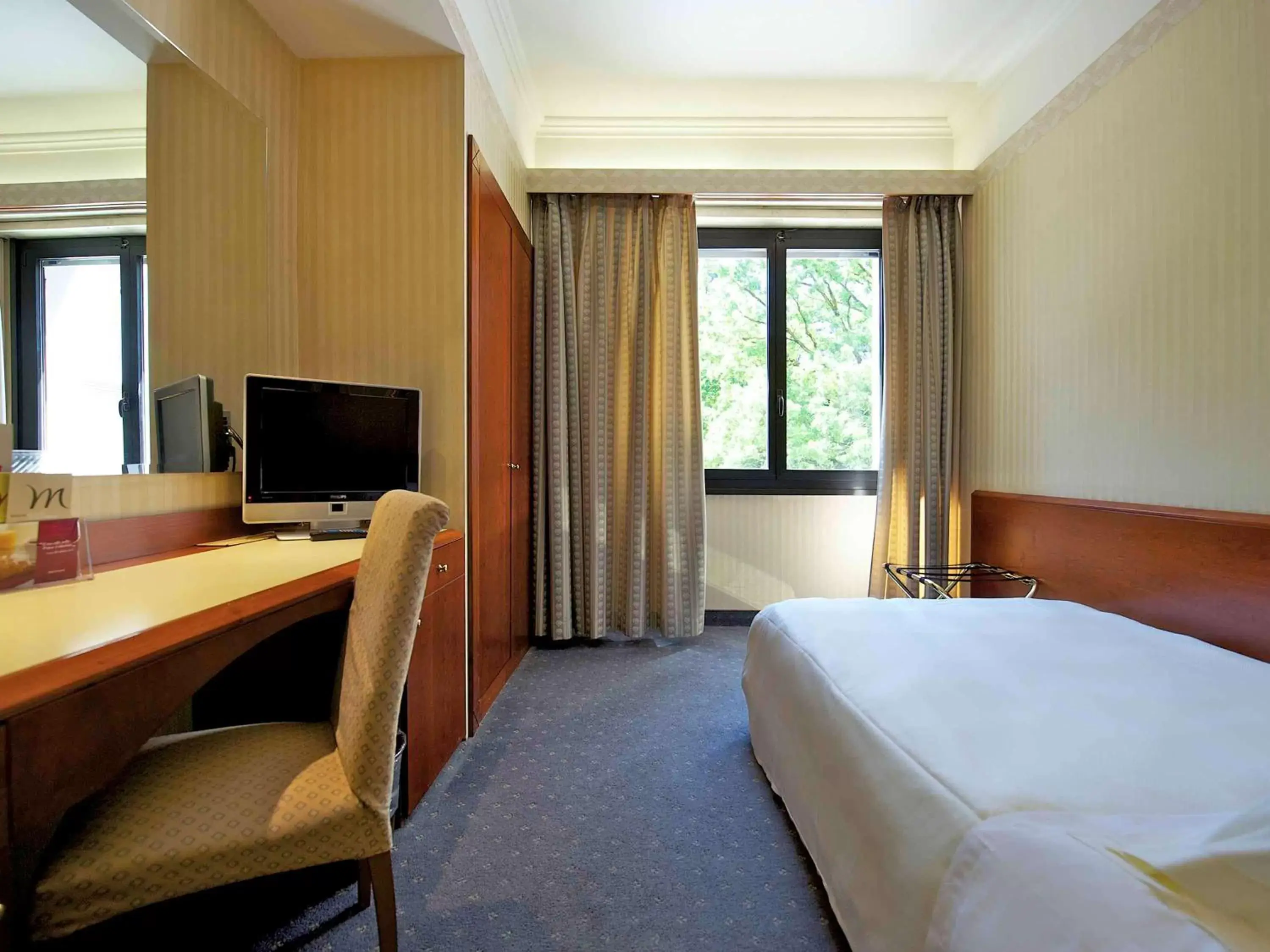 Photo of the whole room, Bed in Mercure Reggio Emilia Centro Astoria