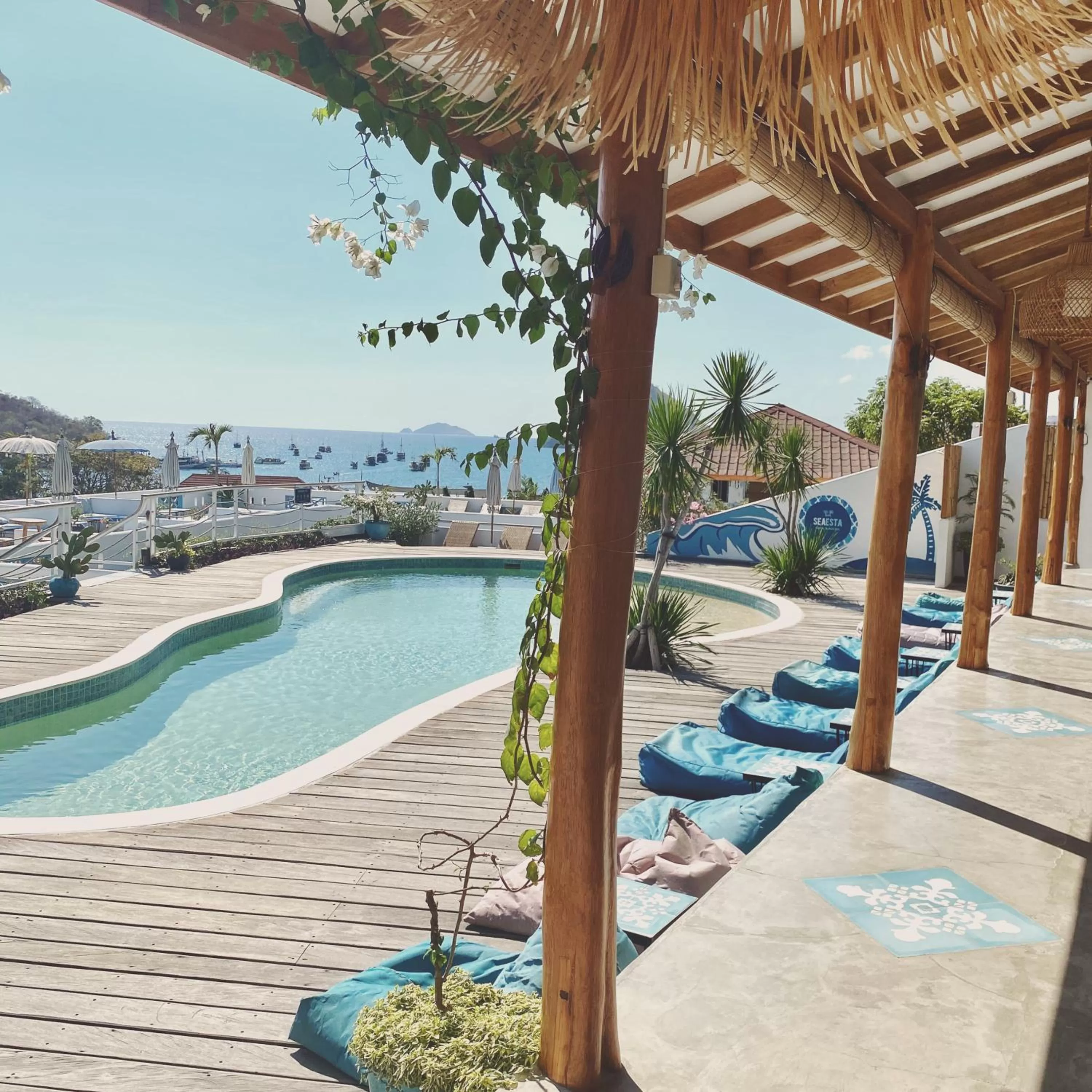 Restaurant/places to eat in Seaesta Komodo Hotel & Hostel