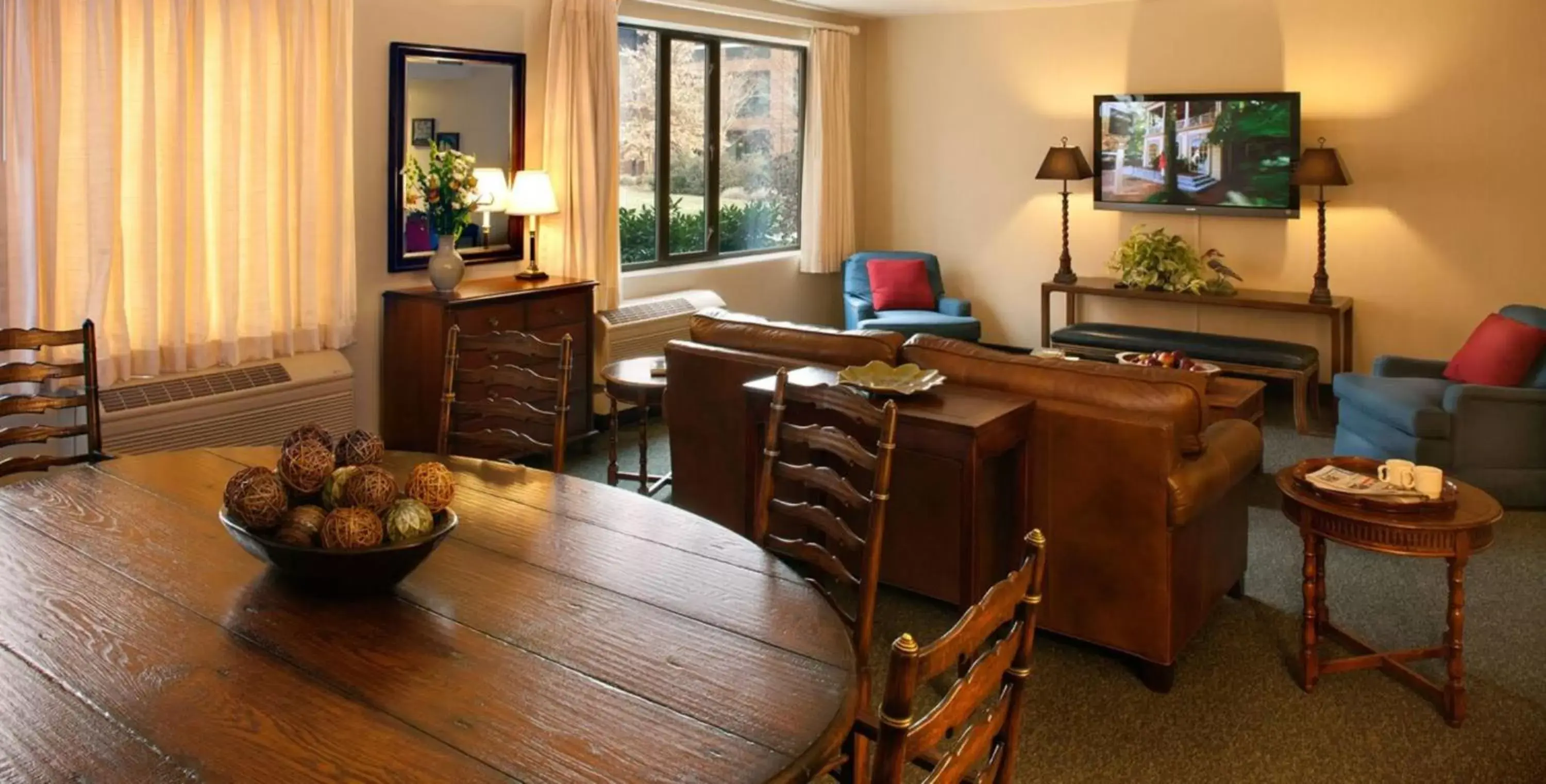 Bedroom in Williamsburg Woodlands Hotel & Suites