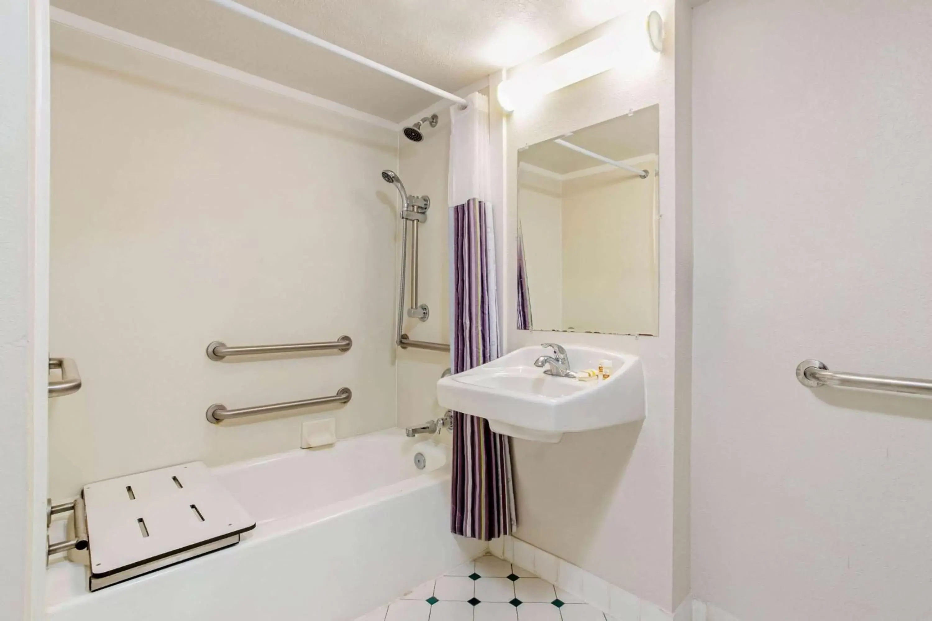 King Room - Disability Access in La Quinta Inn by Wyndham Tampa Bay Pinellas Park Clearwater King Room - Disability Access in La Quinta Inn by Wyndham Tampa Bay Pinellas Park Clearwater