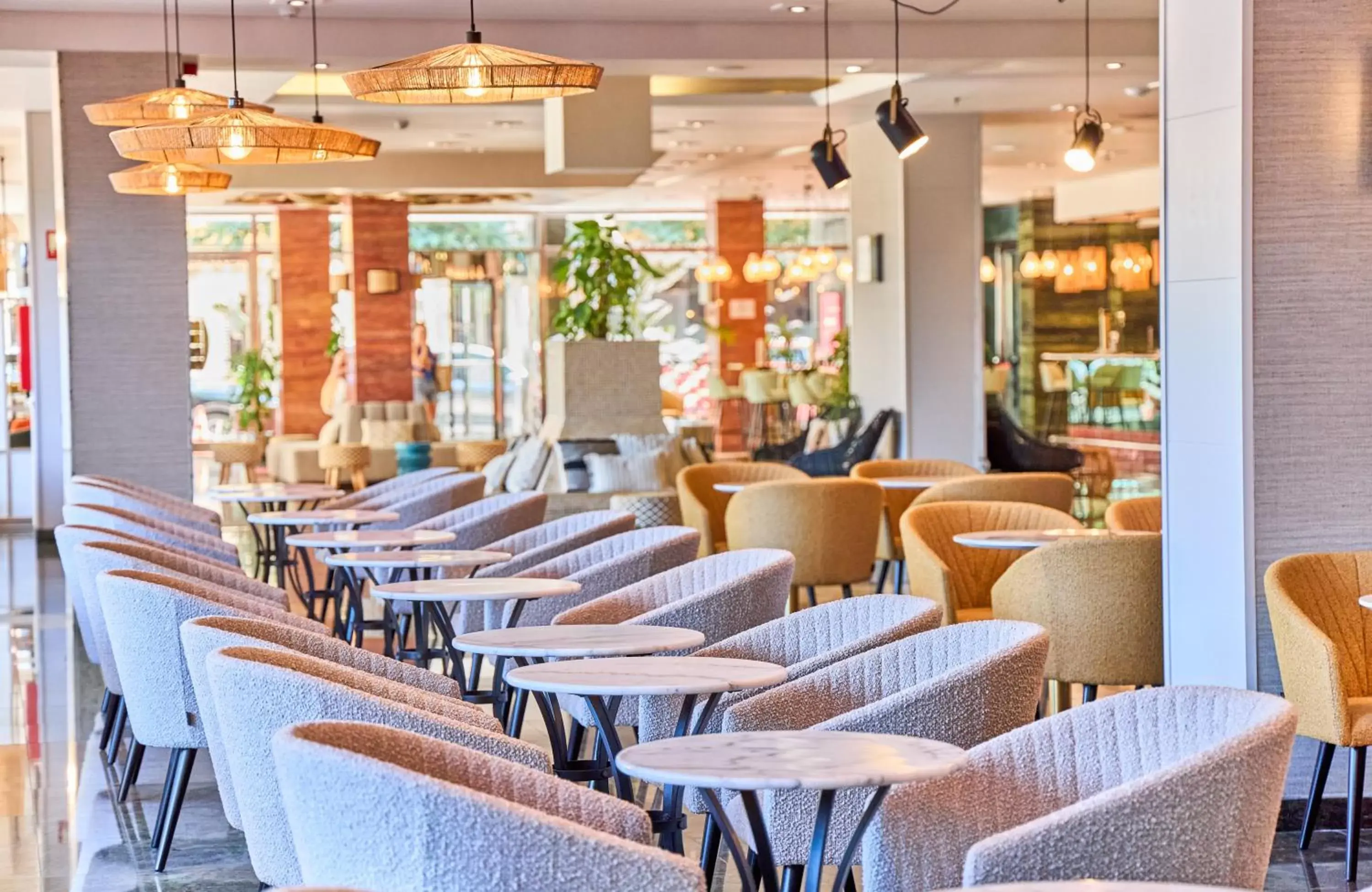 Lounge or bar, Restaurant/Places to Eat in Leonardo Hotel Fuengirola Costa del Sol