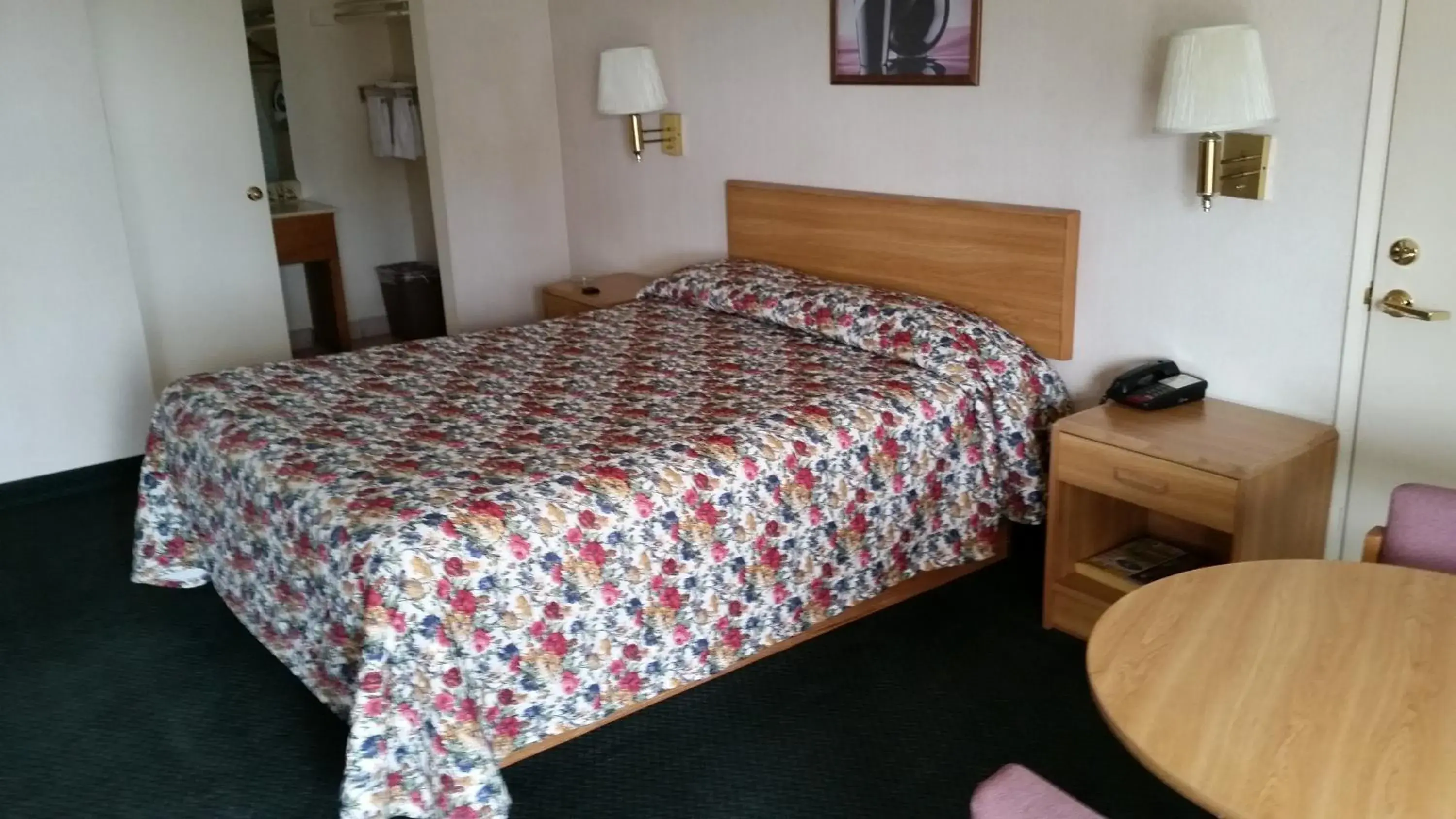 Queen Room - Smoking in Economy Inn Motel Queen Room - Smoking in Economy Inn Motel