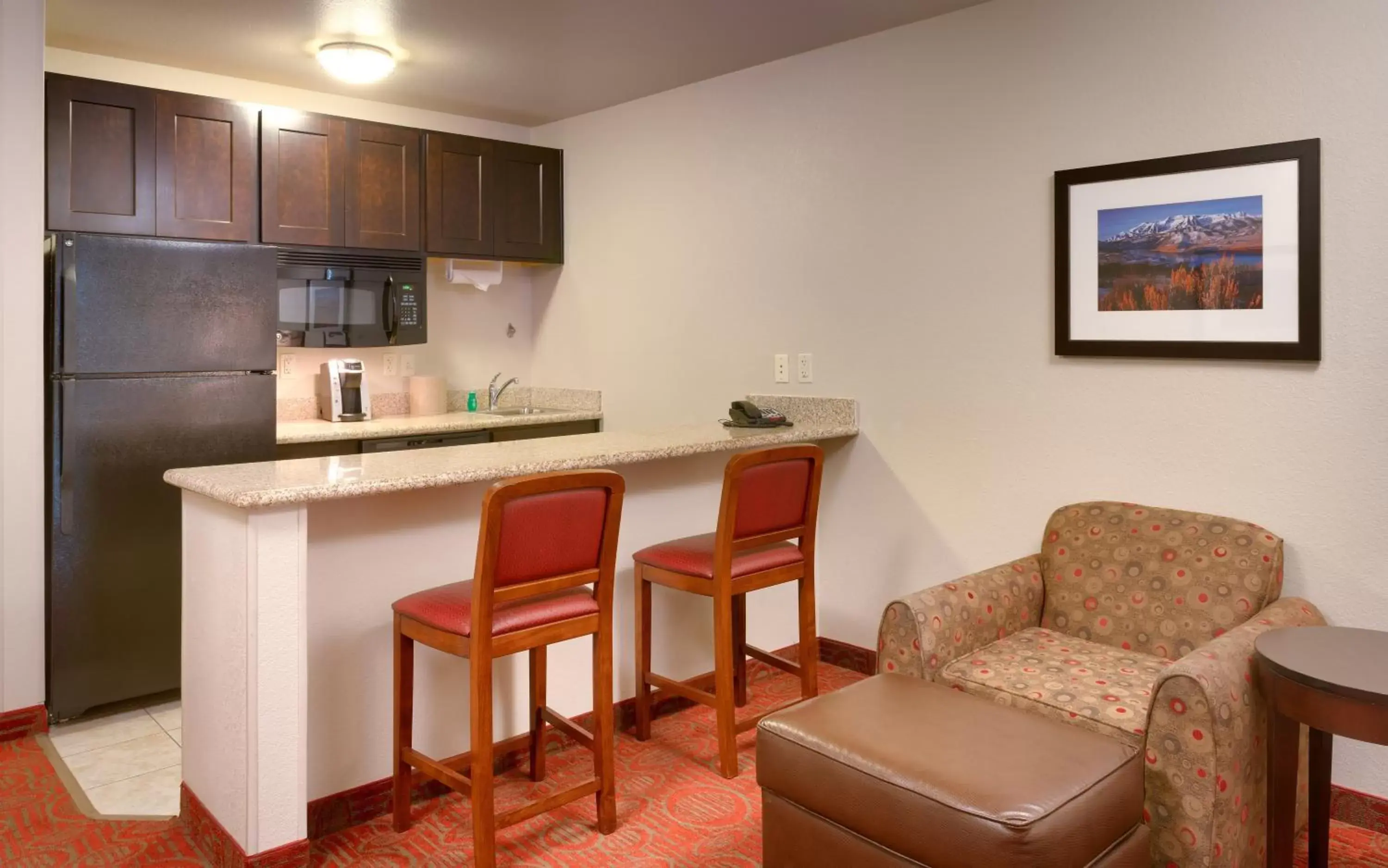 Photo of the whole room, Kitchen/Kitchenette in Holiday Inn Express Orem-North Provo, an IHG Hotel