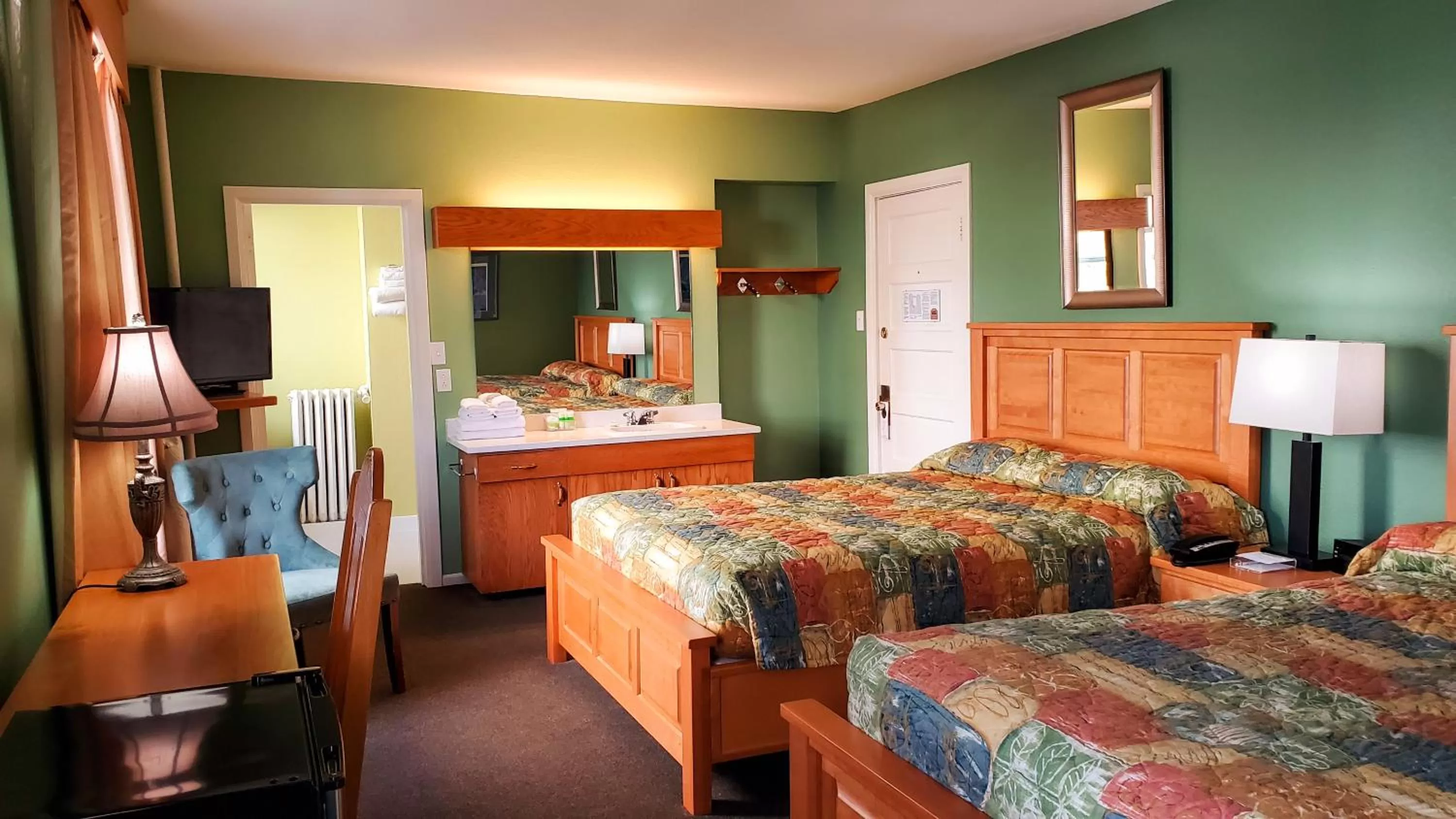 Photo of the whole room, Bed in James Bay Inn Hotel, Suites & Cottage