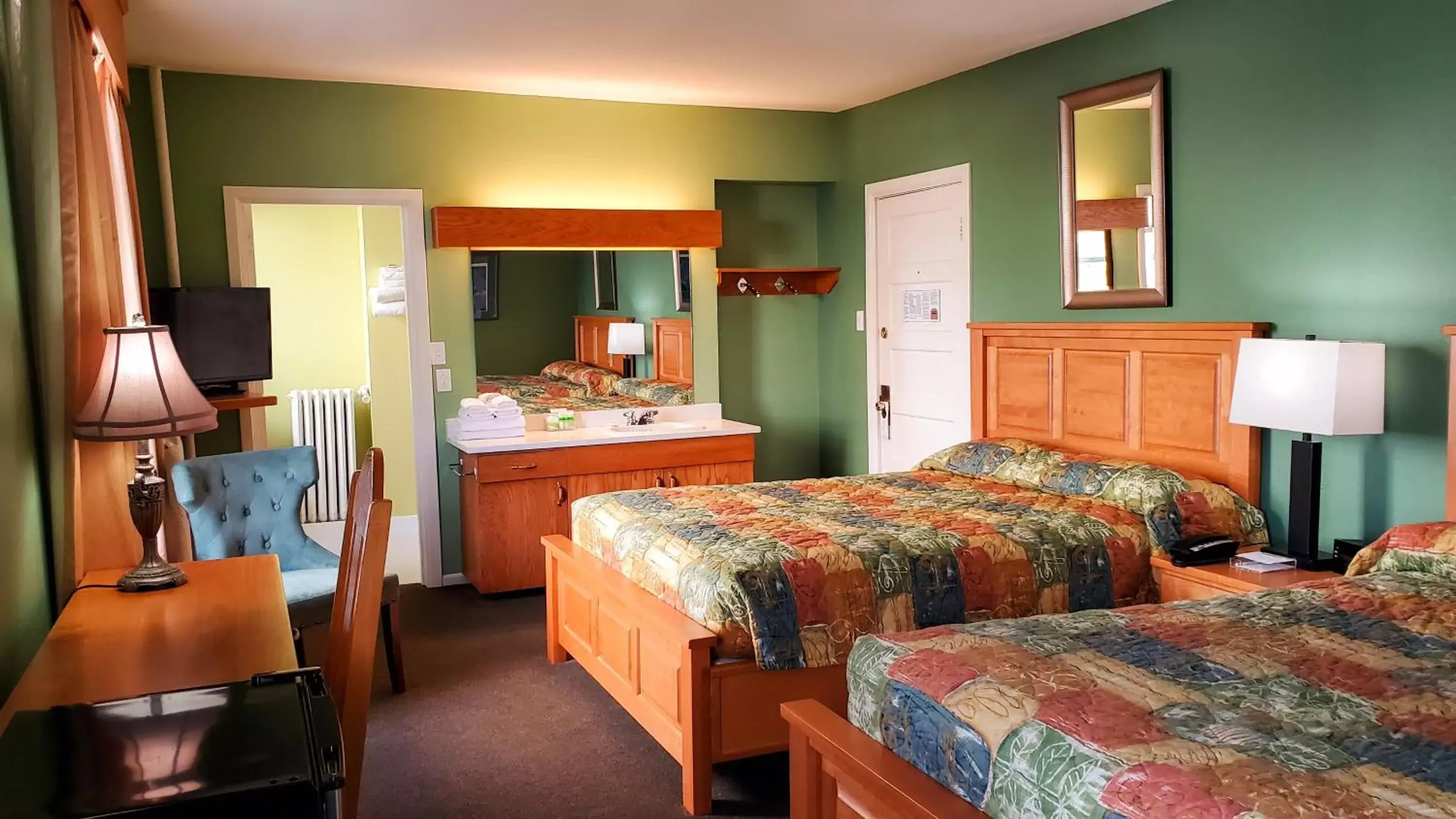 Photo of the whole room, Room Photo in James Bay Inn Hotel, Suites & Cottage